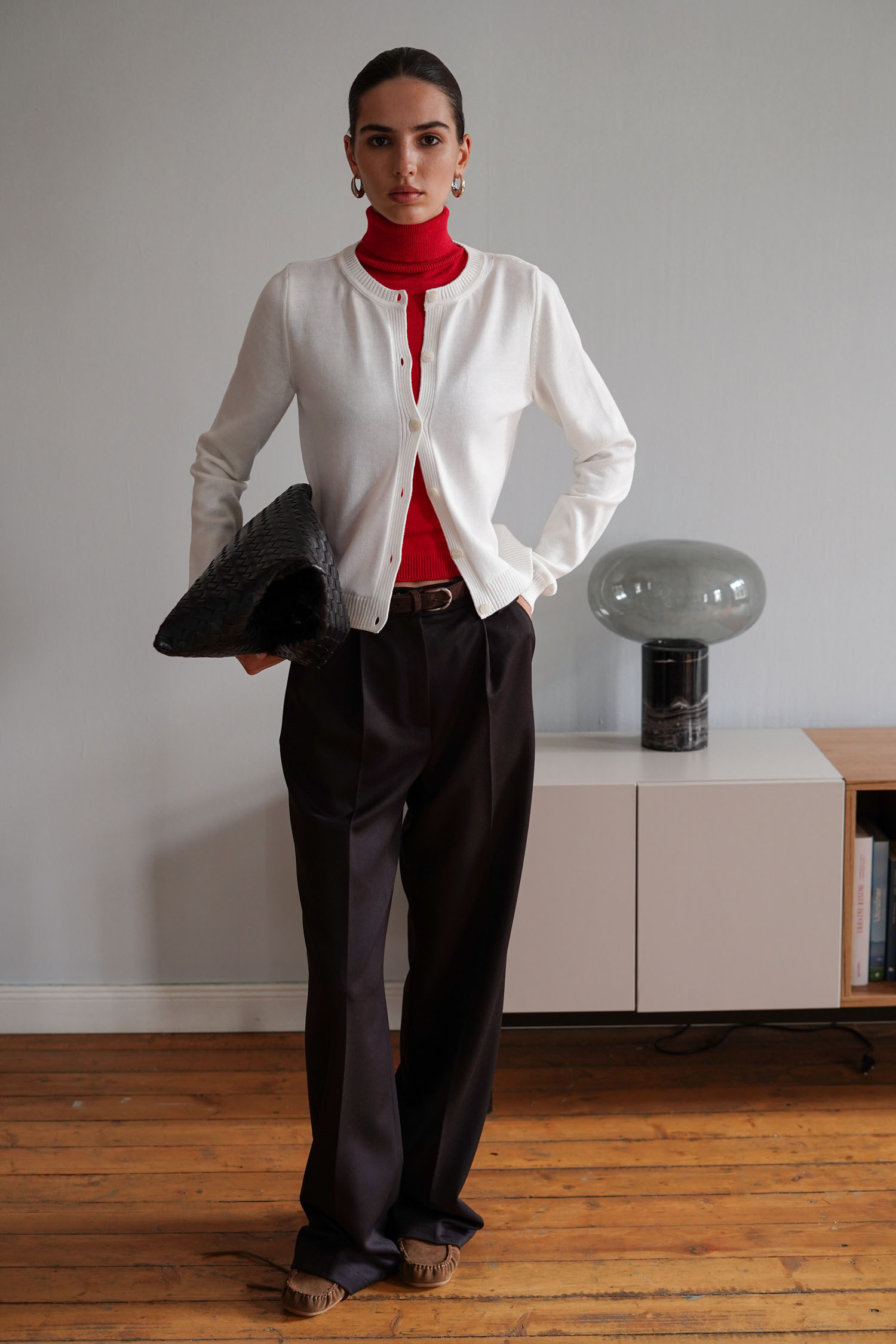 Трикотажний кардиган з круглим вирізом молочний TLA_00003383, фото 1 Трикотажний кардиган з круглим вирізом молочний TLA_00003383, фото 1 - в интернет магазине KAPSULA