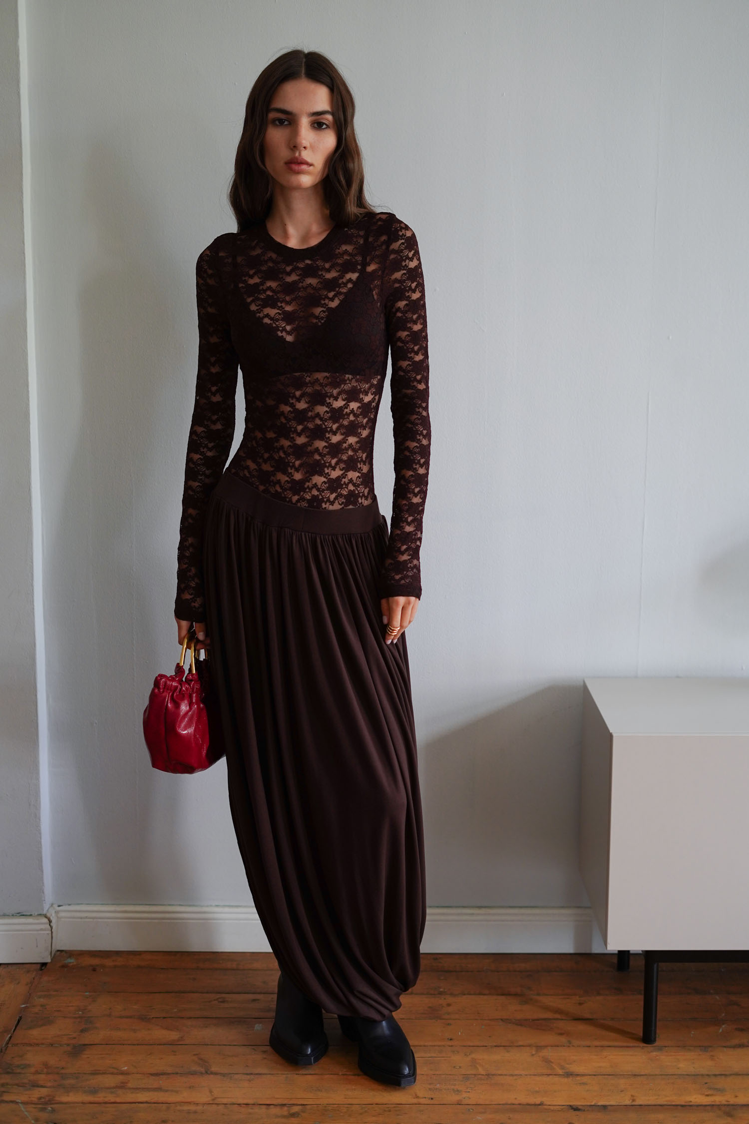 Трикотажна спідниця міді зі складами шоколадна TLA_00003395, фото 1 Трикотажна спідниця міді зі складами шоколадна TLA_00003395, фото 1 - в интернет магазине KAPSULA