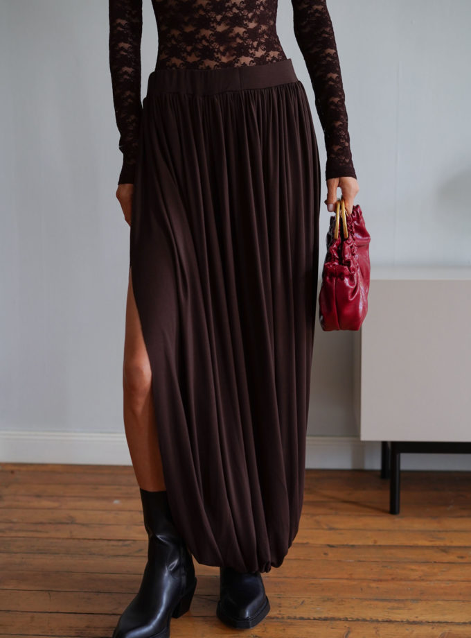Трикотажна спідниця міді зі складами шоколадна TLA_00003395, фото 1 - в интернет магазине KAPSULA
