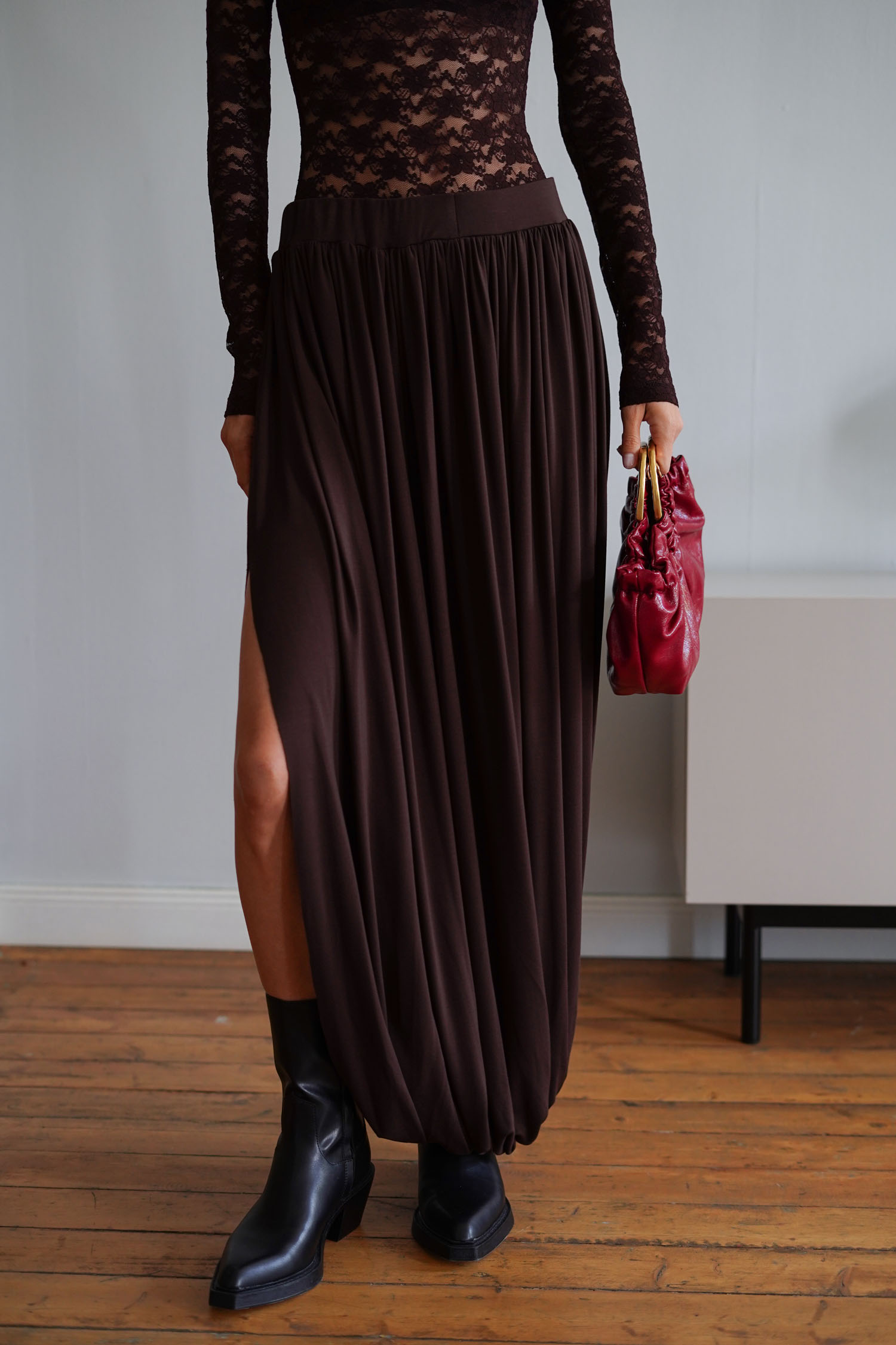 Трикотажна спідниця міді зі складами шоколадна TLA_00003395, фото 1 Трикотажна спідниця міді зі складами шоколадна TLA_00003395, фото 1 - в интернет магазине KAPSULA