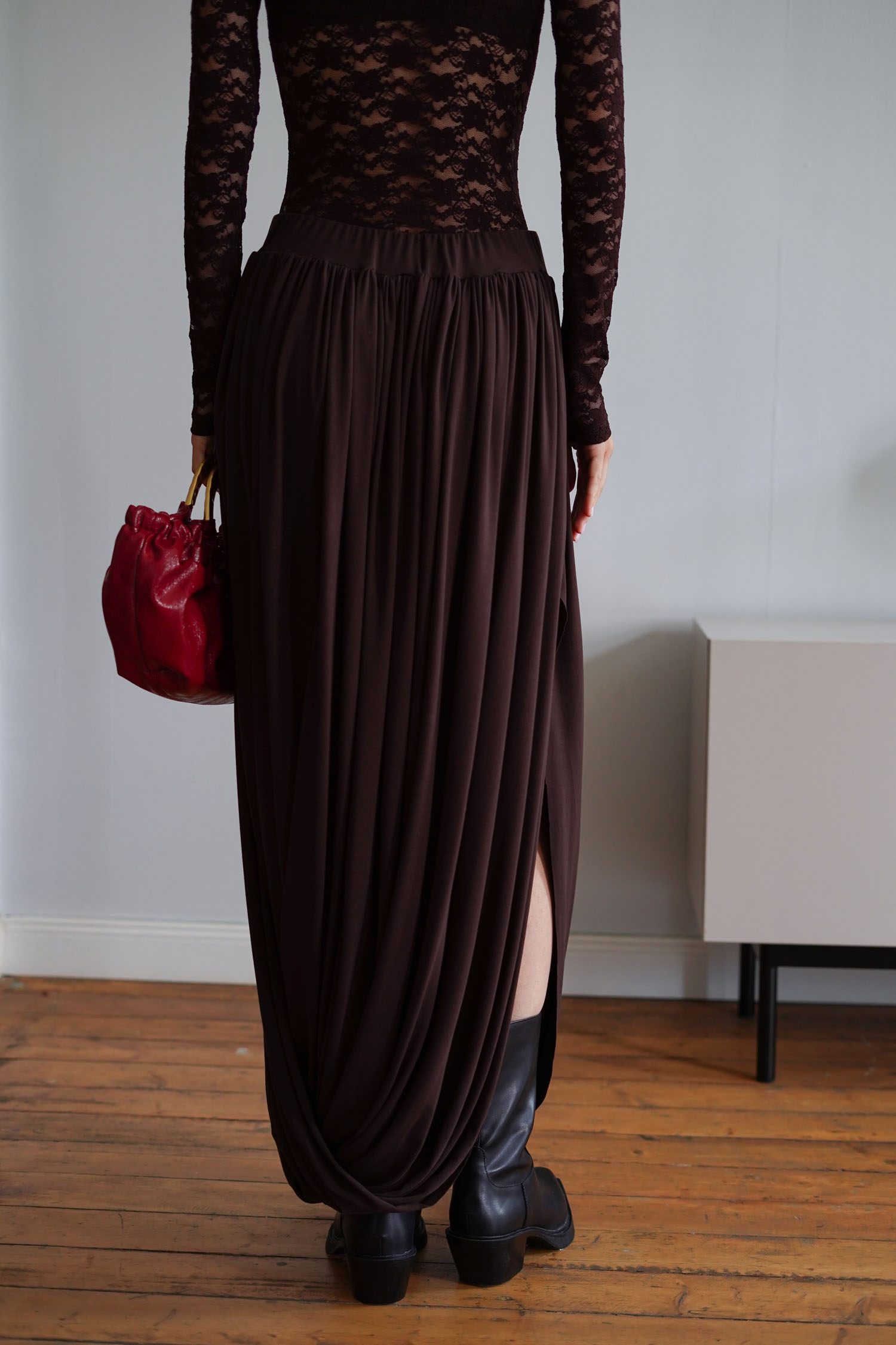 Трикотажна спідниця міді зі складами шоколадна TLA_00003395, фото 1 Трикотажна спідниця міді зі складами шоколадна TLA_00003395, фото 1 - в интернет магазине KAPSULA