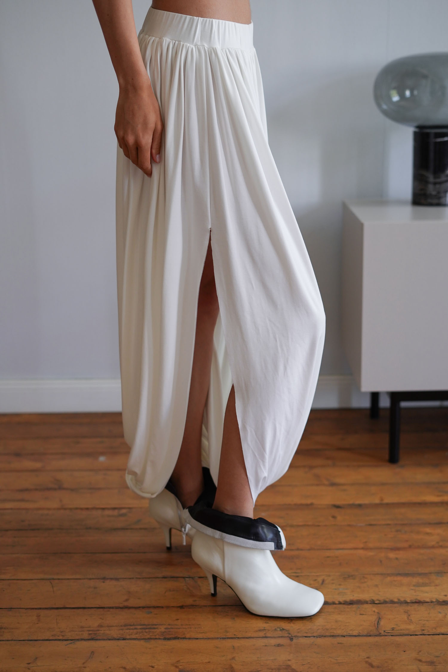 Трикотажна спідниця міді зі складами молочна TLA_00003396, фото 1 Трикотажна спідниця міді зі складами молочна TLA_00003396, фото 1 - в интернет магазине KAPSULA