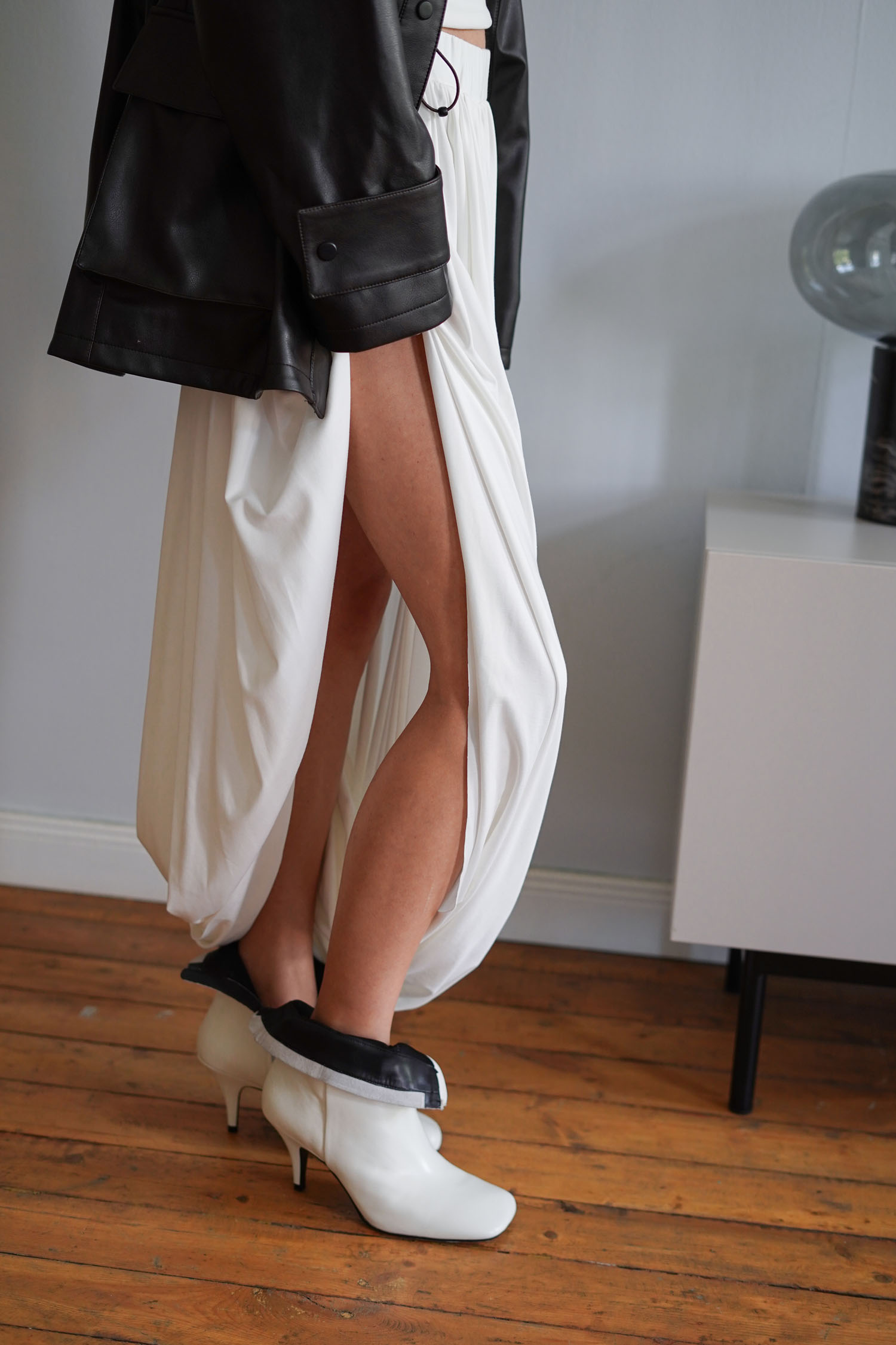 Трикотажна спідниця міді зі складами молочна TLA_00003396, фото 1 Трикотажна спідниця міді зі складами молочна TLA_00003396, фото 1 - в интернет магазине KAPSULA