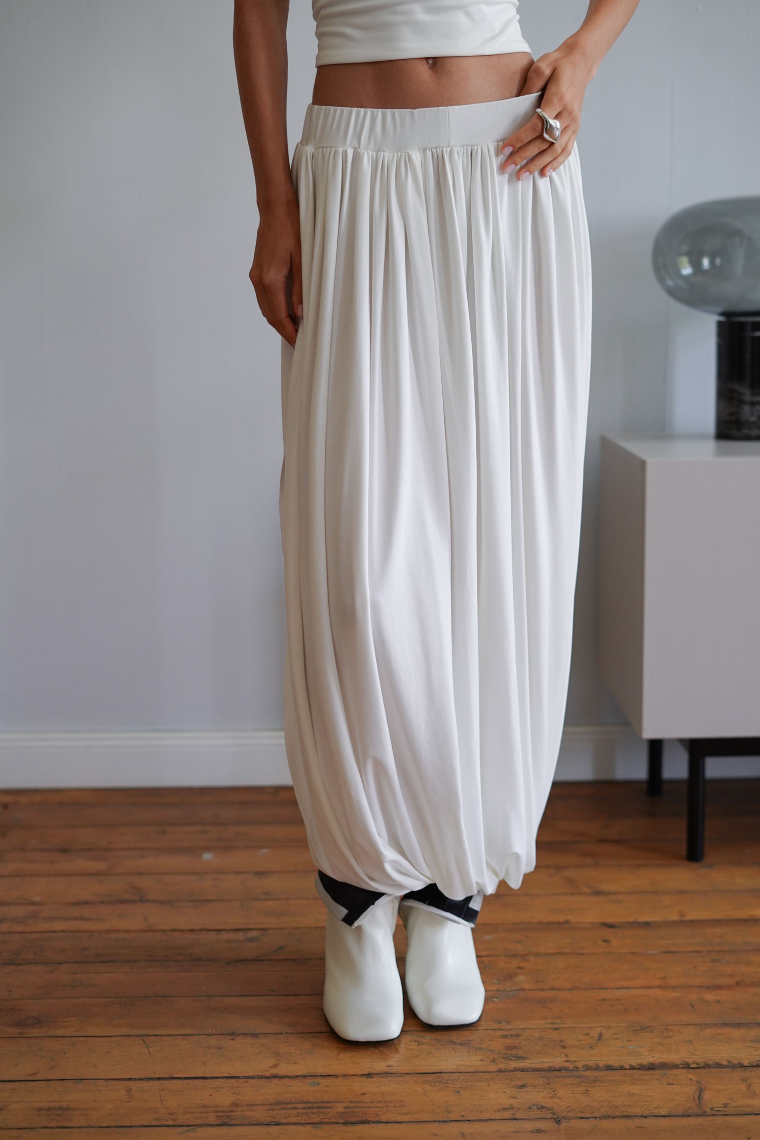 Трикотажна спідниця міді зі складами молочна TLA_00003396, фото 1 Трикотажна спідниця міді зі складами молочна TLA_00003396, фото 1 - в интернет магазине KAPSULA