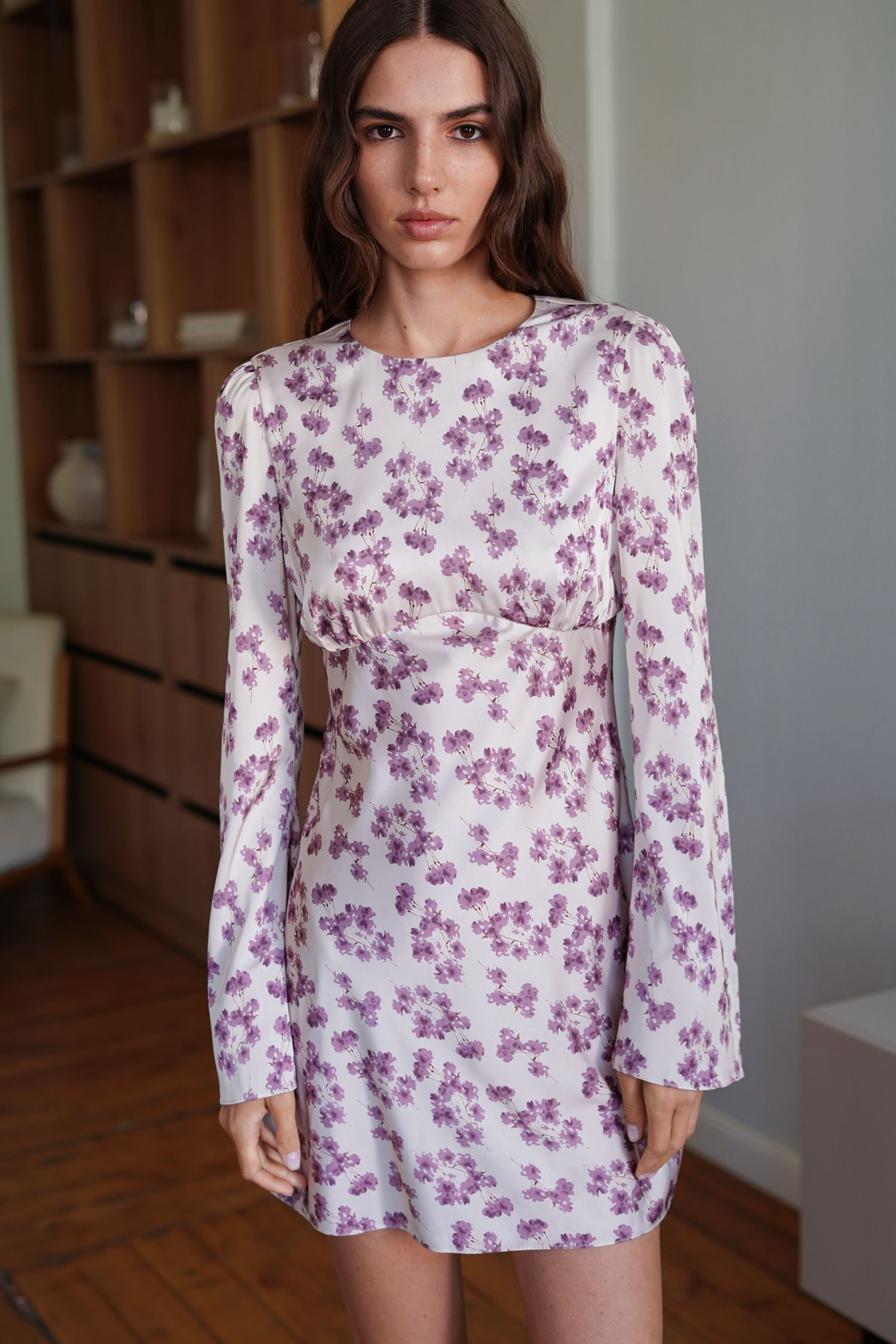 Сукня міні сатинова з фігурним вирізом та принтом бежева TLA_00003416, фото 1 Сукня міні сатинова з фігурним вирізом та принтом бежева TLA_00003416, фото 1 - в интернет магазине KAPSULA