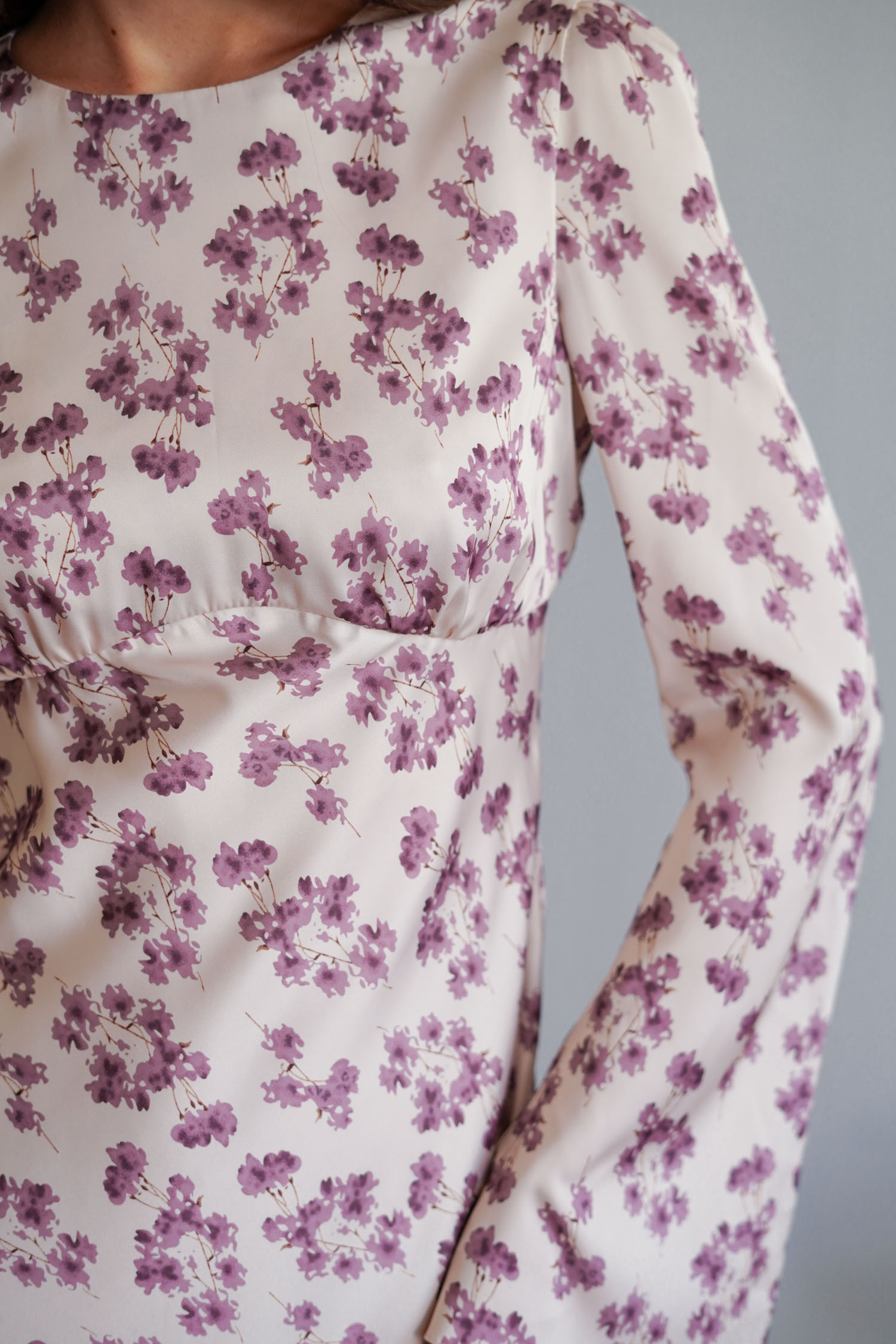 Сукня міні сатинова з фігурним вирізом та принтом бежева TLA_00003416, фото 1 Сукня міні сатинова з фігурним вирізом та принтом бежева TLA_00003416, фото 1 - в интернет магазине KAPSULA