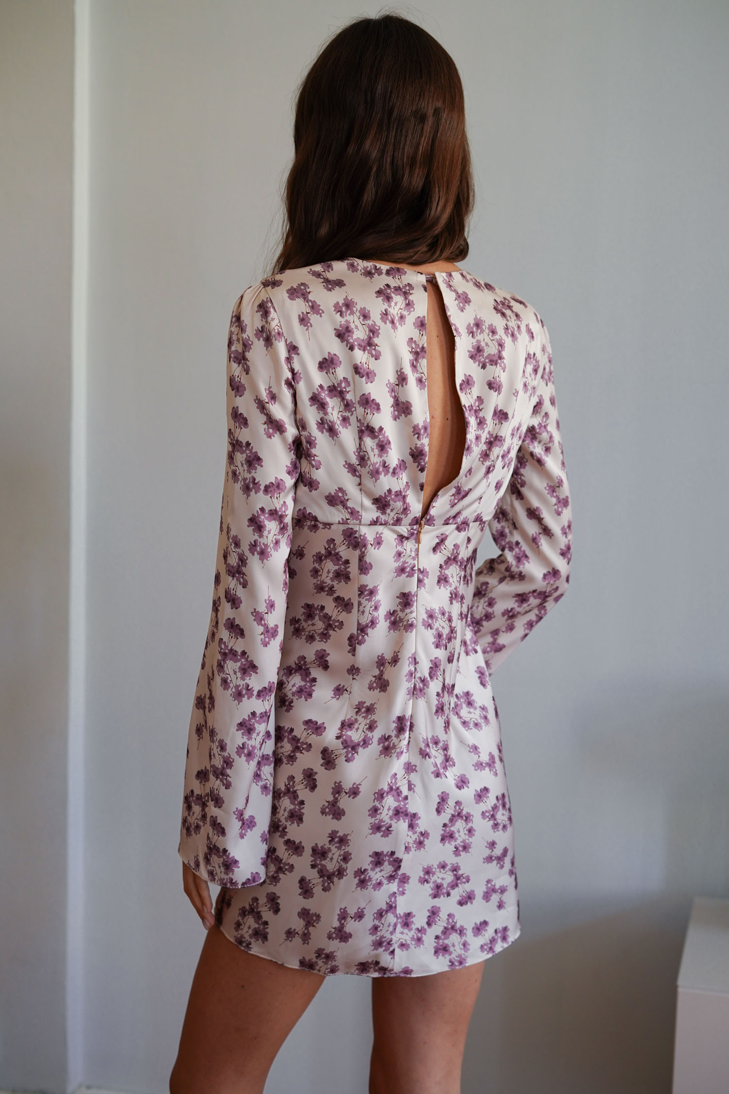 Сукня міні сатинова з фігурним вирізом та принтом бежева TLA_00003416, фото 1 Сукня міні сатинова з фігурним вирізом та принтом бежева TLA_00003416, фото 1 - в интернет магазине KAPSULA