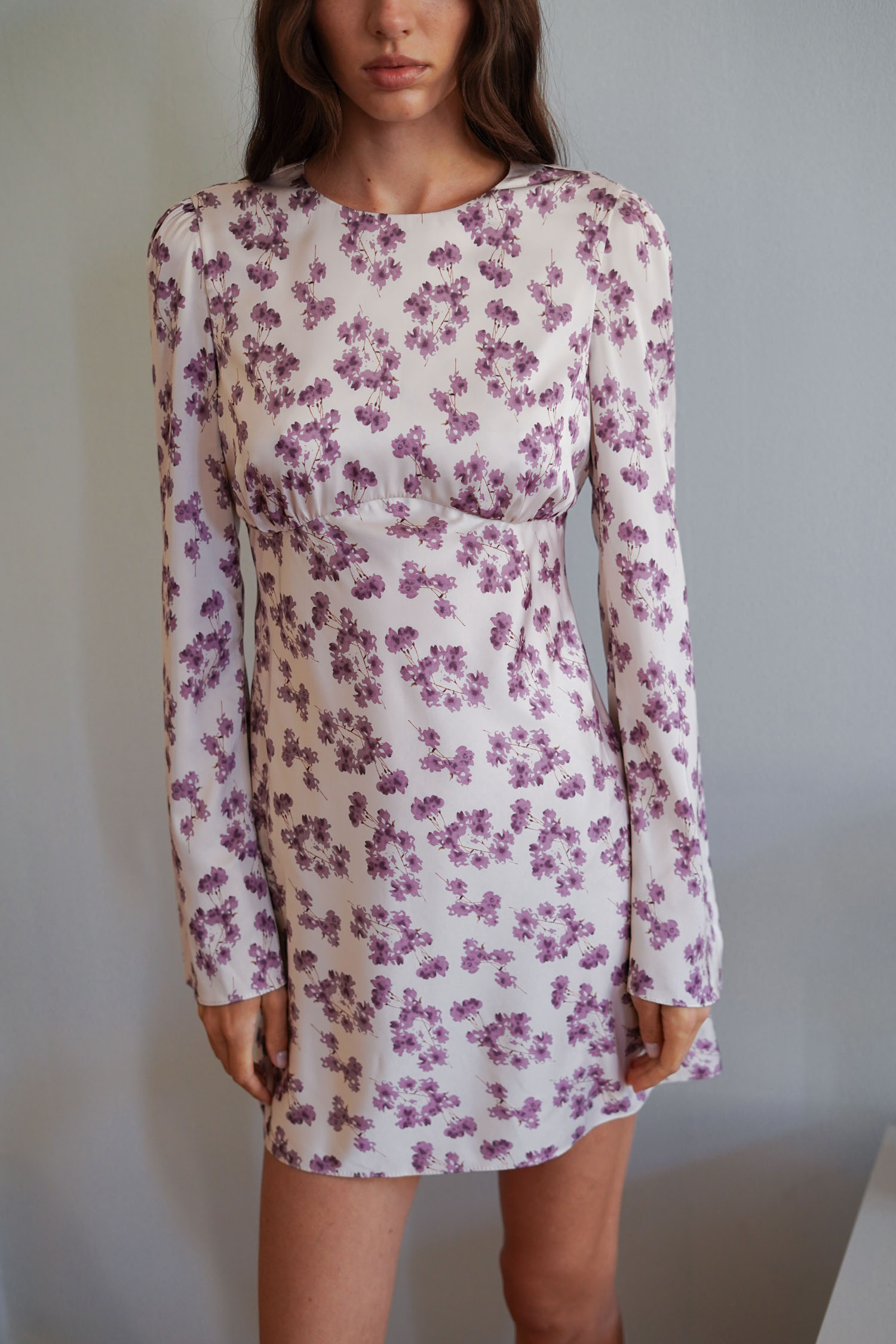 Сукня міні сатинова з фігурним вирізом та принтом бежева TLA_00003416, фото 1 Сукня міні сатинова з фігурним вирізом та принтом бежева TLA_00003416, фото 1 - в интернет магазине KAPSULA