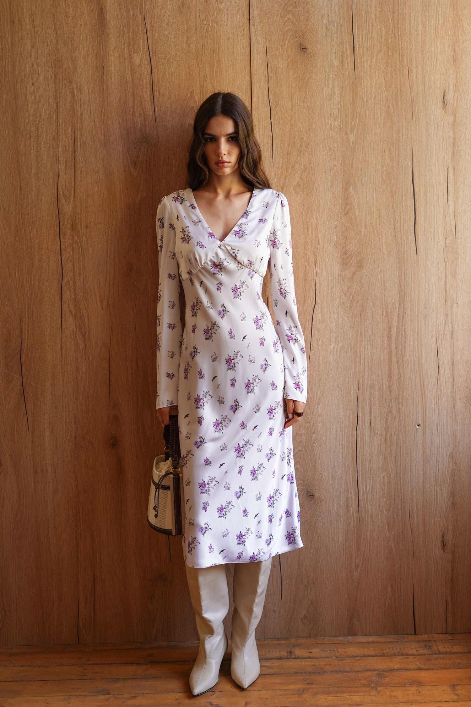 Сукня міді сатинова з V-вирізом та принтом кремова TLA_00003417, фото 1 Сукня міді сатинова з V-вирізом та принтом кремова TLA_00003417, фото 1 - в интернет магазине KAPSULA