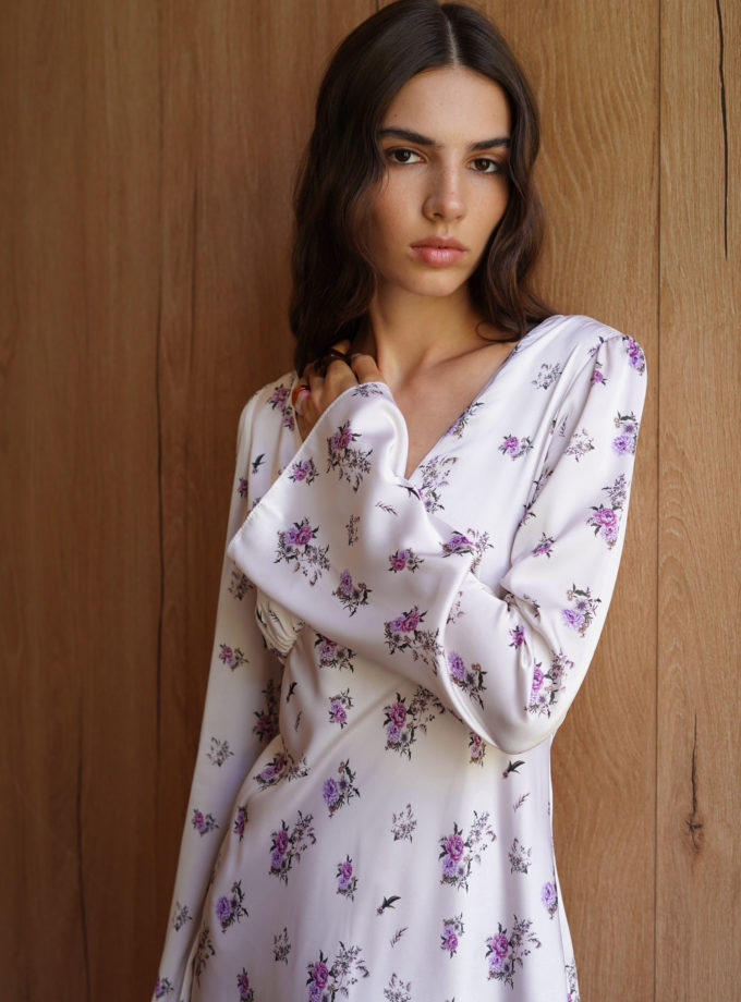 Сукня міді сатинова з V-вирізом та принтом кремова TLA_00003417, фото 1 Сукня міді сатинова з V-вирізом та принтом кремова TLA_00003417, фото 1 - в интернет магазине KAPSULA