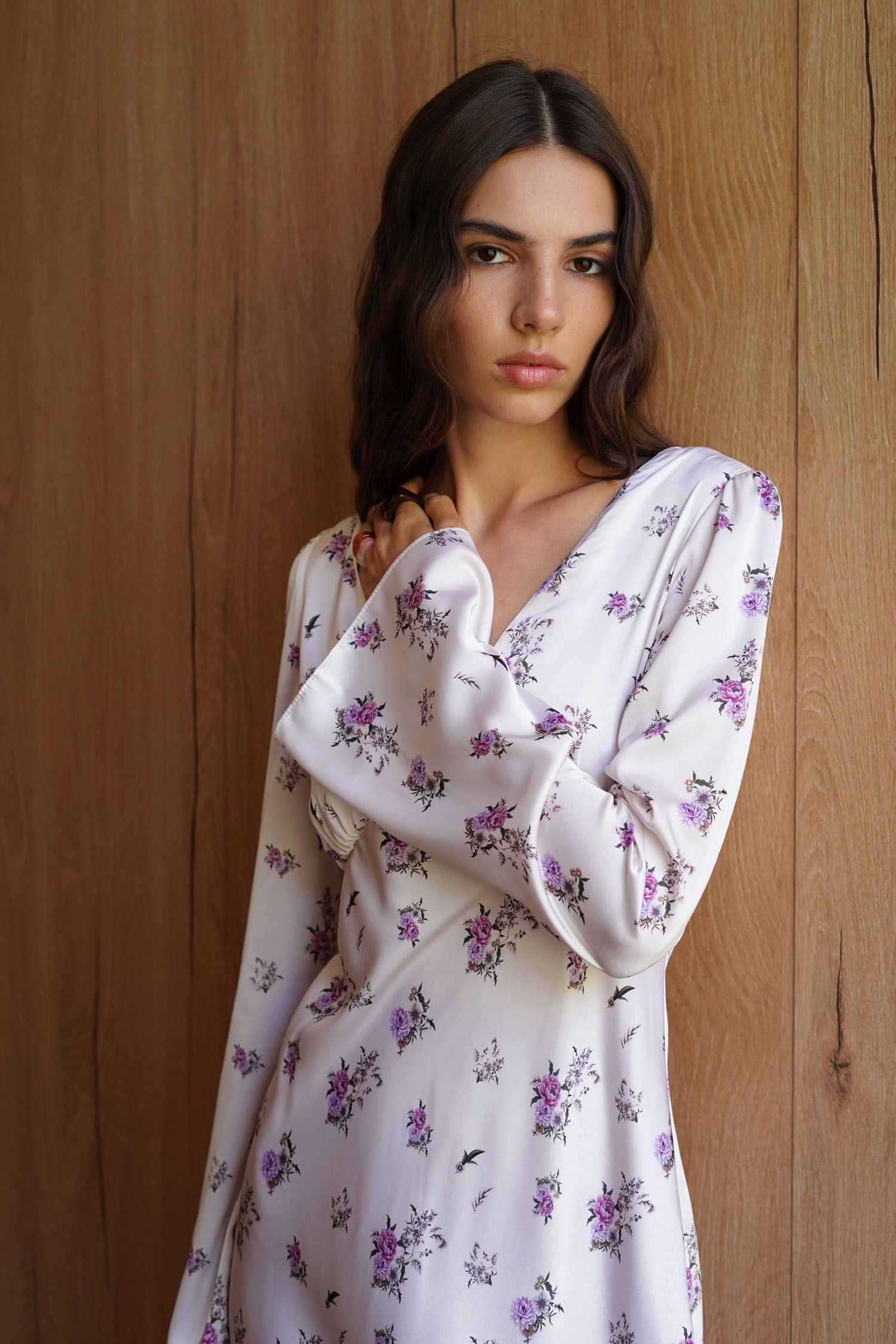 Сукня міді сатинова з V-вирізом та принтом кремова TLA_00003417, фото 1 Сукня міді сатинова з V-вирізом та принтом кремова TLA_00003417, фото 1 - в интернет магазине KAPSULA