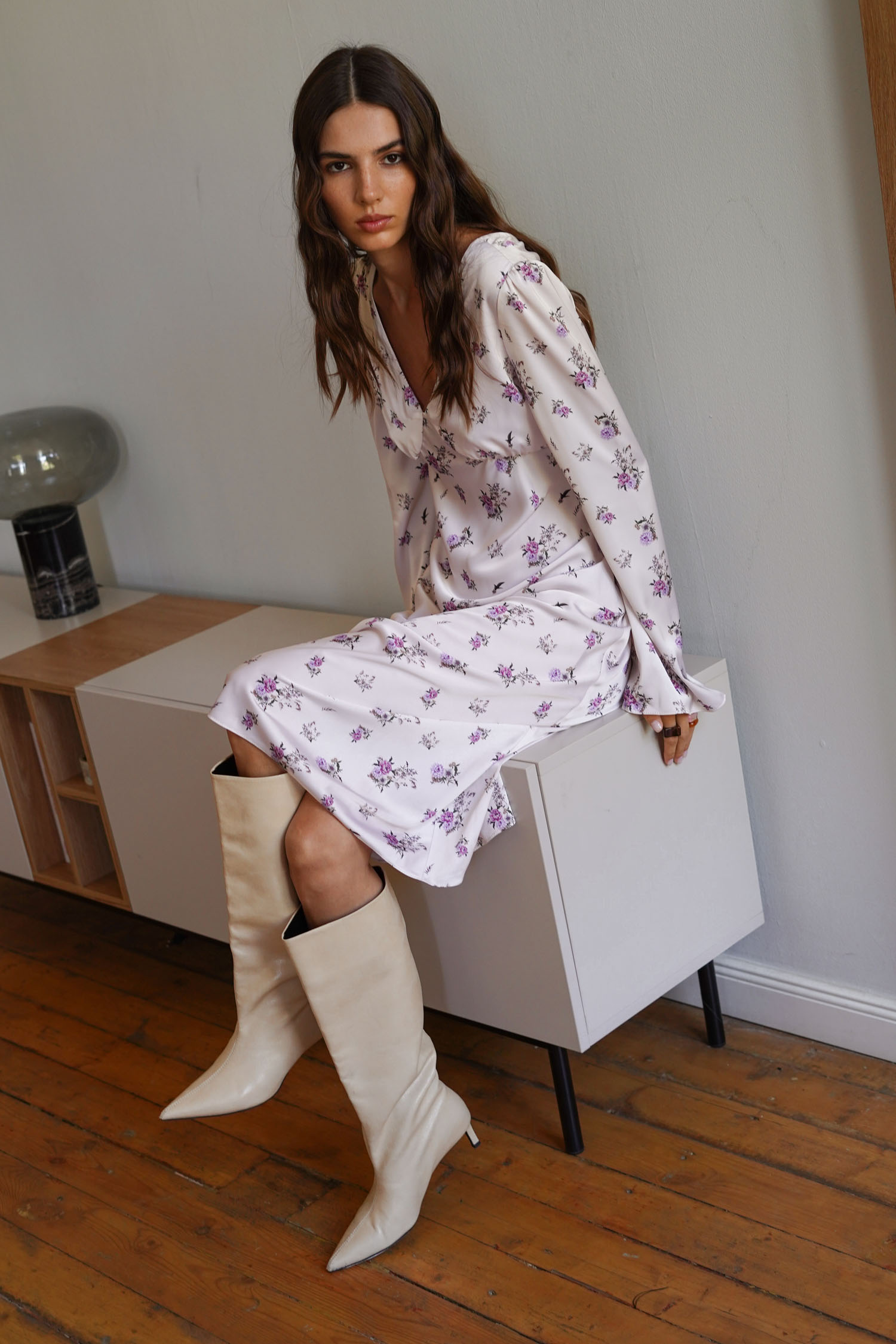 Сукня міді сатинова з V-вирізом та принтом кремова TLA_00003417, фото 1 Сукня міді сатинова з V-вирізом та принтом кремова TLA_00003417, фото 1 - в интернет магазине KAPSULA