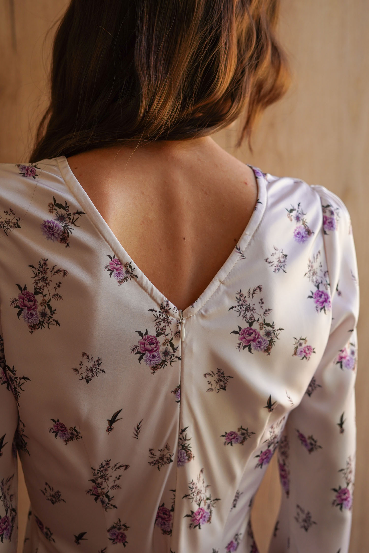 Сукня міді сатинова з V-вирізом та принтом кремова TLA_00003417, фото 1 Сукня міді сатинова з V-вирізом та принтом кремова TLA_00003417, фото 1 - в интернет магазине KAPSULA