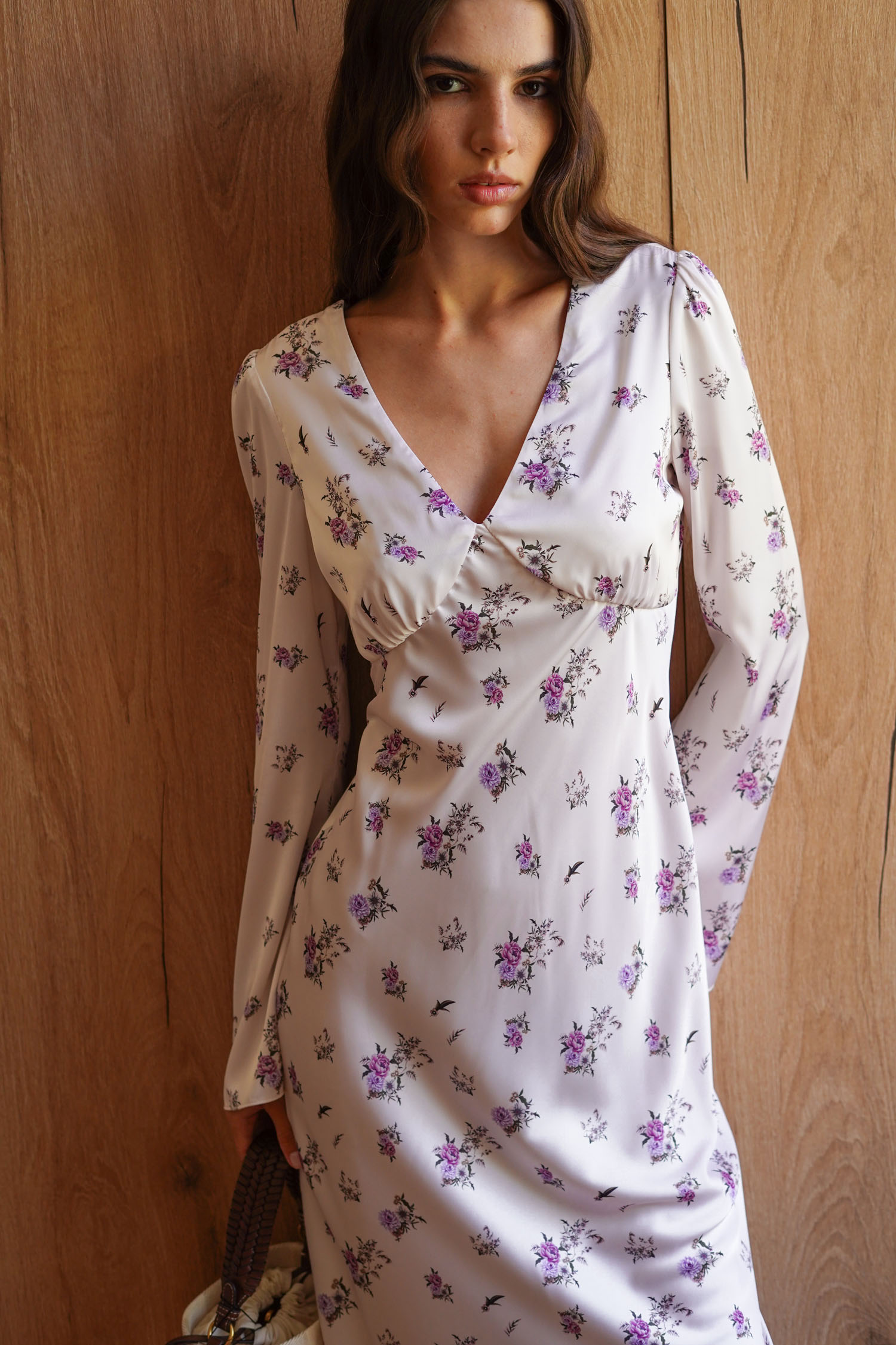 Сукня міді сатинова з V-вирізом та принтом кремова TLA_00003417, фото 1 Сукня міді сатинова з V-вирізом та принтом кремова TLA_00003417, фото 1 - в интернет магазине KAPSULA