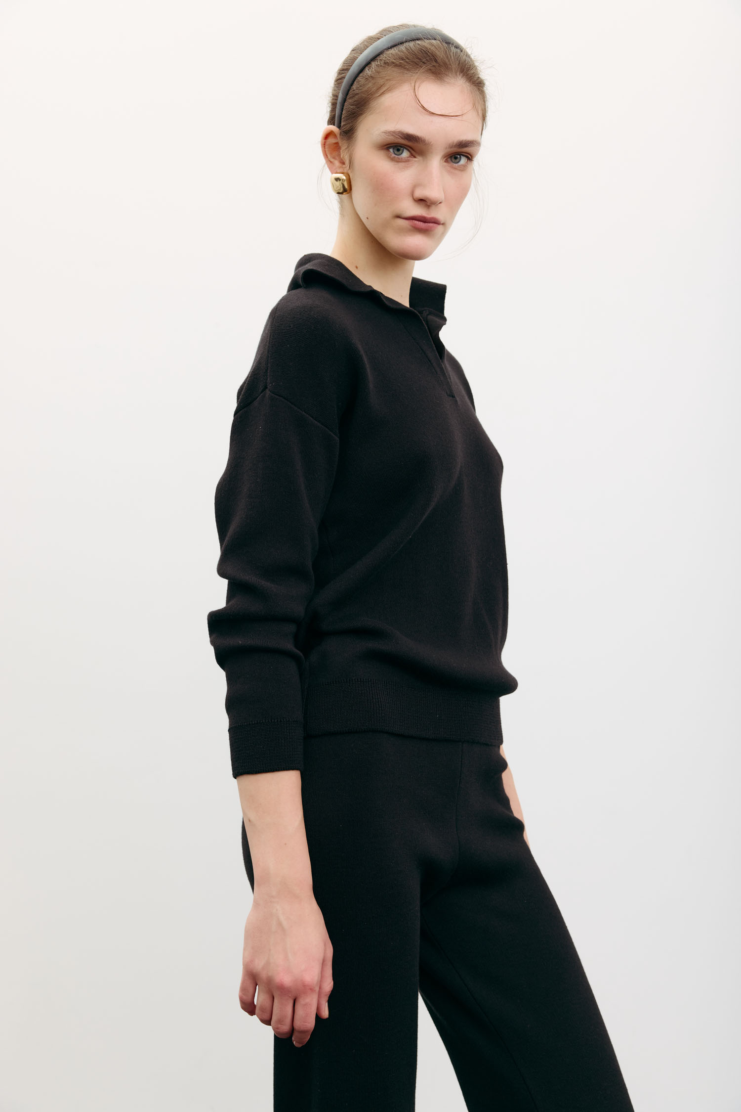 Трикотажний джемпер поло чорний TLA_00003490, фото 1 Трикотажний джемпер поло чорний TLA_00003490, фото 1 - в интернет магазине KAPSULA