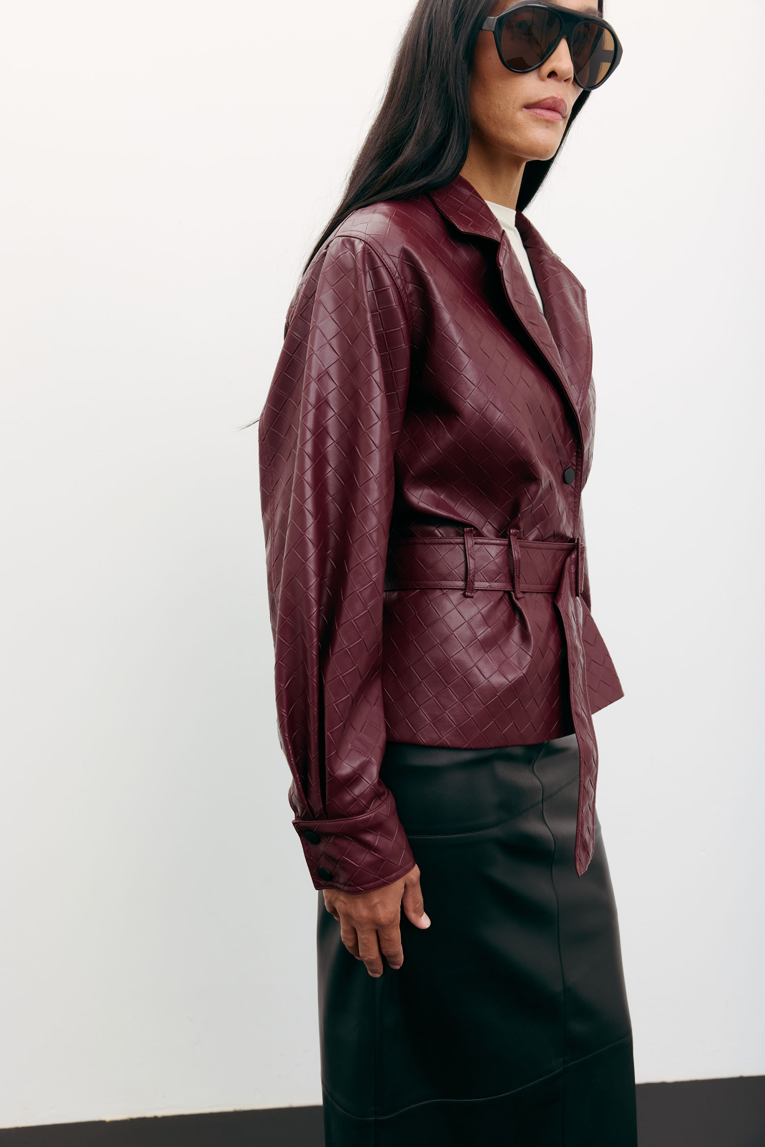 Куртка з фактурної еко-шкіри з поясом бордова TLA_00003491, фото 1 Куртка з фактурної еко-шкіри з поясом бордова TLA_00003491, фото 1 - в интернет магазине KAPSULA