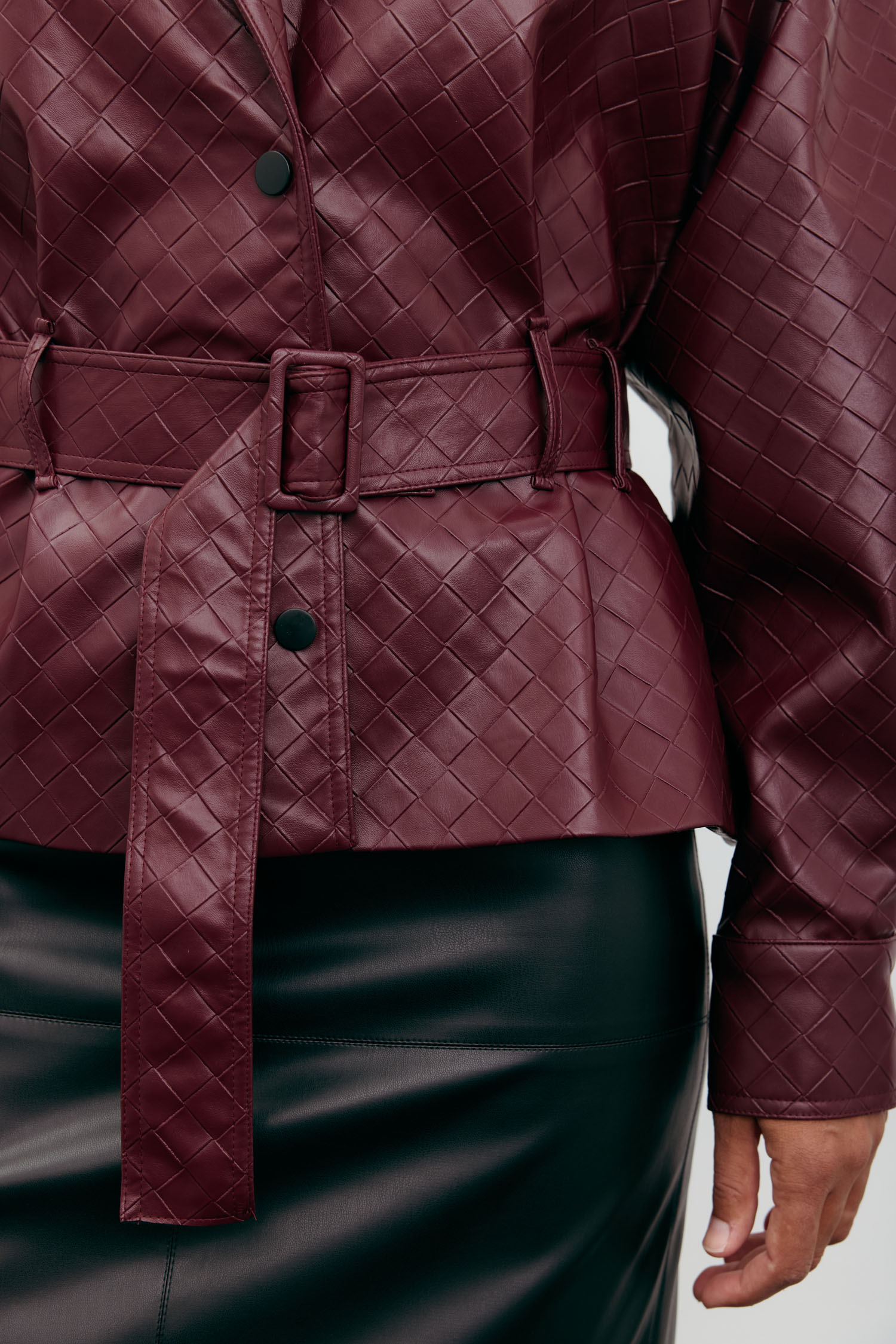 Куртка з фактурної еко-шкіри з поясом бордова TLA_00003491, фото 1 Куртка з фактурної еко-шкіри з поясом бордова TLA_00003491, фото 1 - в интернет магазине KAPSULA