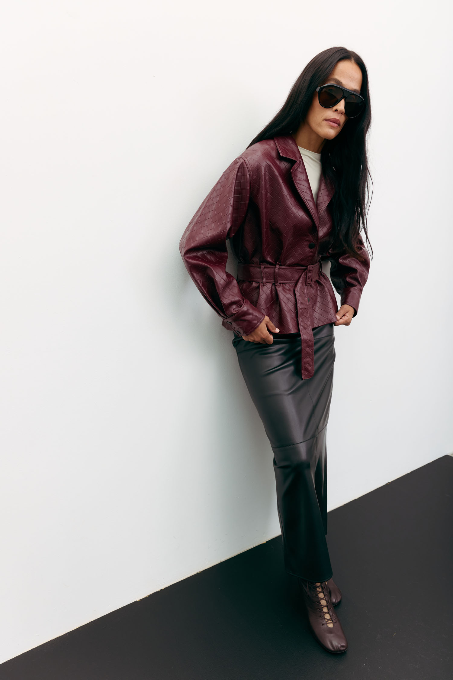 Куртка з фактурної еко-шкіри з поясом бордова TLA_00003491, фото 1 Куртка з фактурної еко-шкіри з поясом бордова TLA_00003491, фото 1 - в интернет магазине KAPSULA