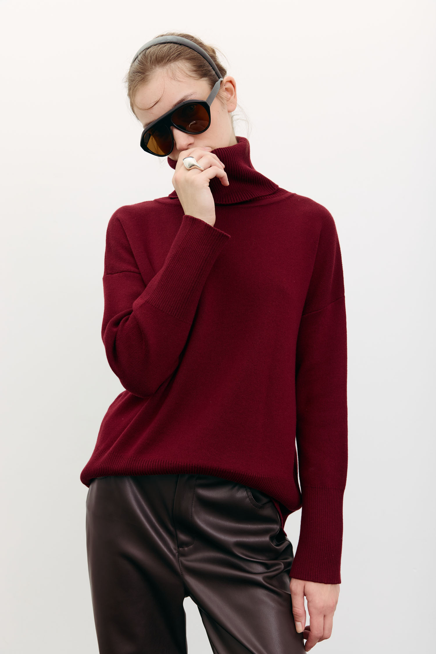 Трикотажний светр з об'ємною горловиною бордовий TLA_00003499, фото 1 Трикотажний светр з об'ємною горловиною бордовий TLA_00003499, фото 1 - в интернет магазине KAPSULA
