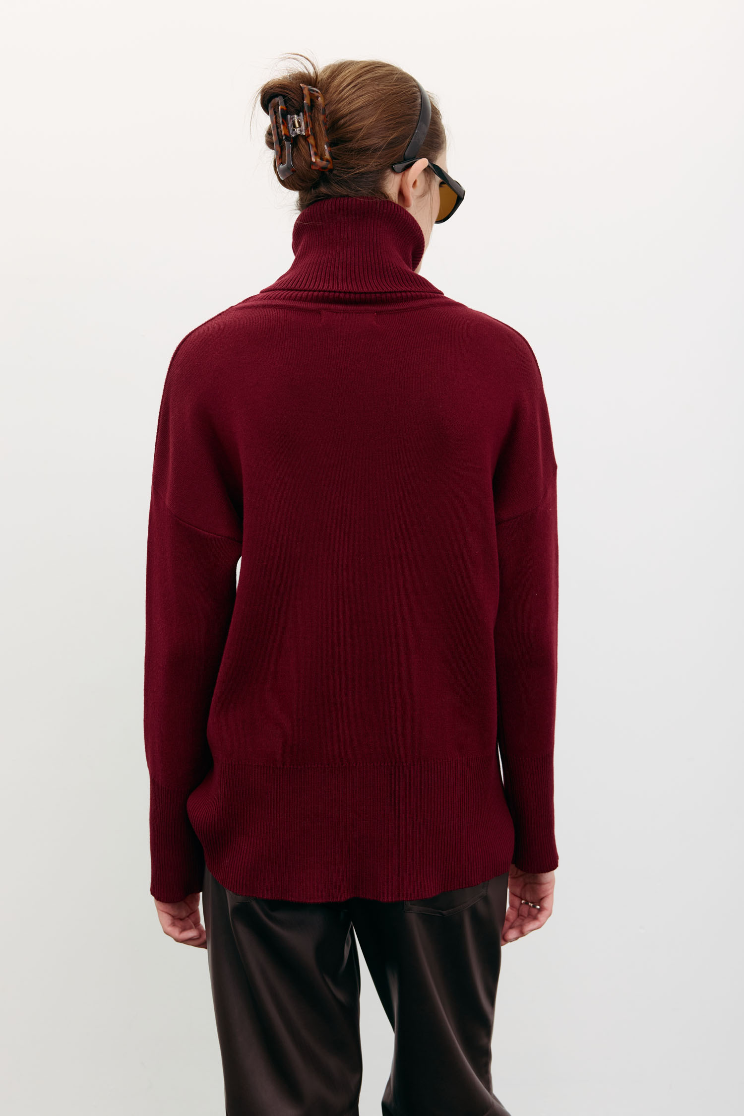 Трикотажний светр з об'ємною горловиною бордовий TLA_00003499, фото 1 Трикотажний светр з об'ємною горловиною бордовий TLA_00003499, фото 1 - в интернет магазине KAPSULA