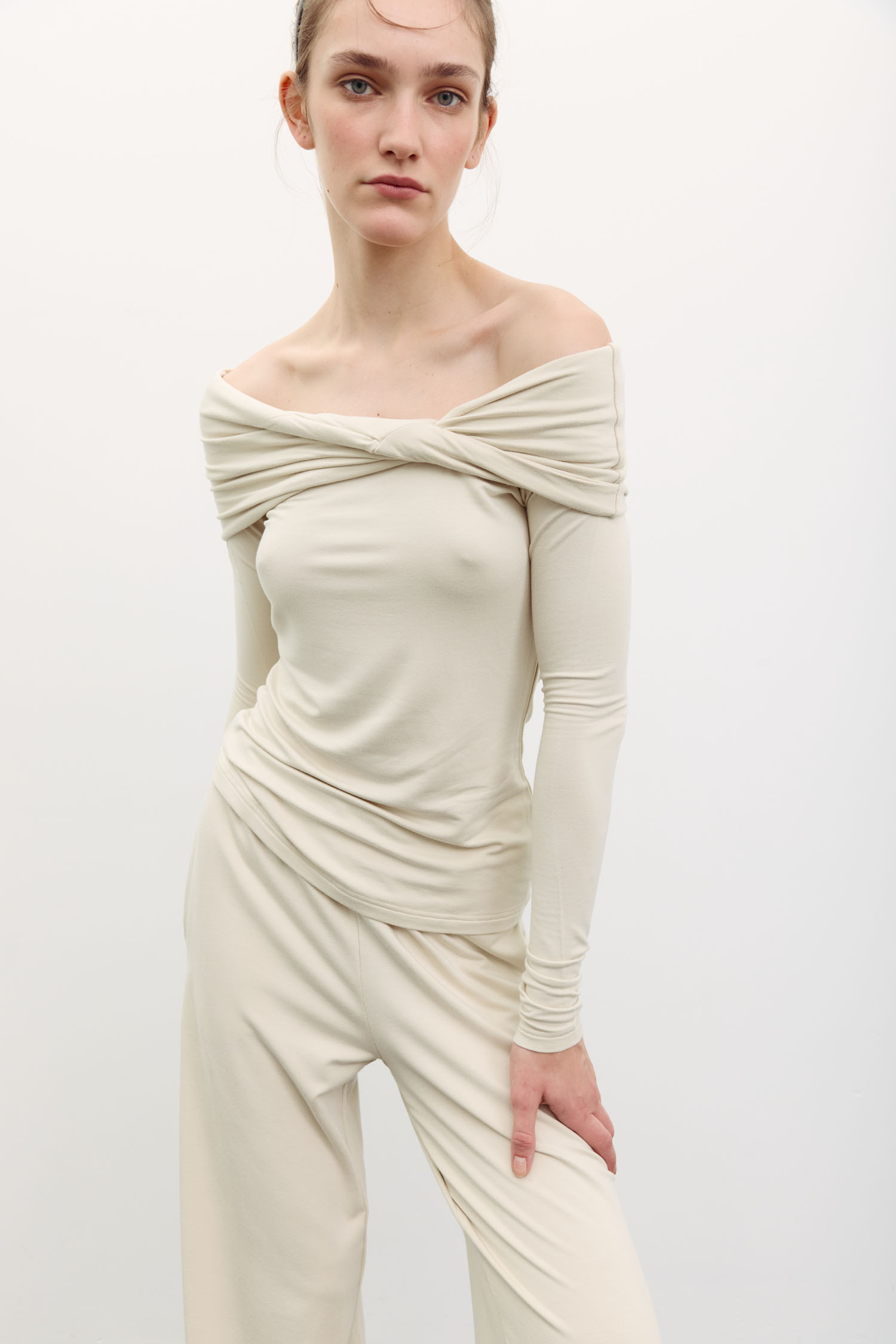 Лонгслів з відкритими плечима айворі TLA_00003504, фото 1 Лонгслів з відкритими плечима айворі TLA_00003504, фото 1 - в интернет магазине KAPSULA