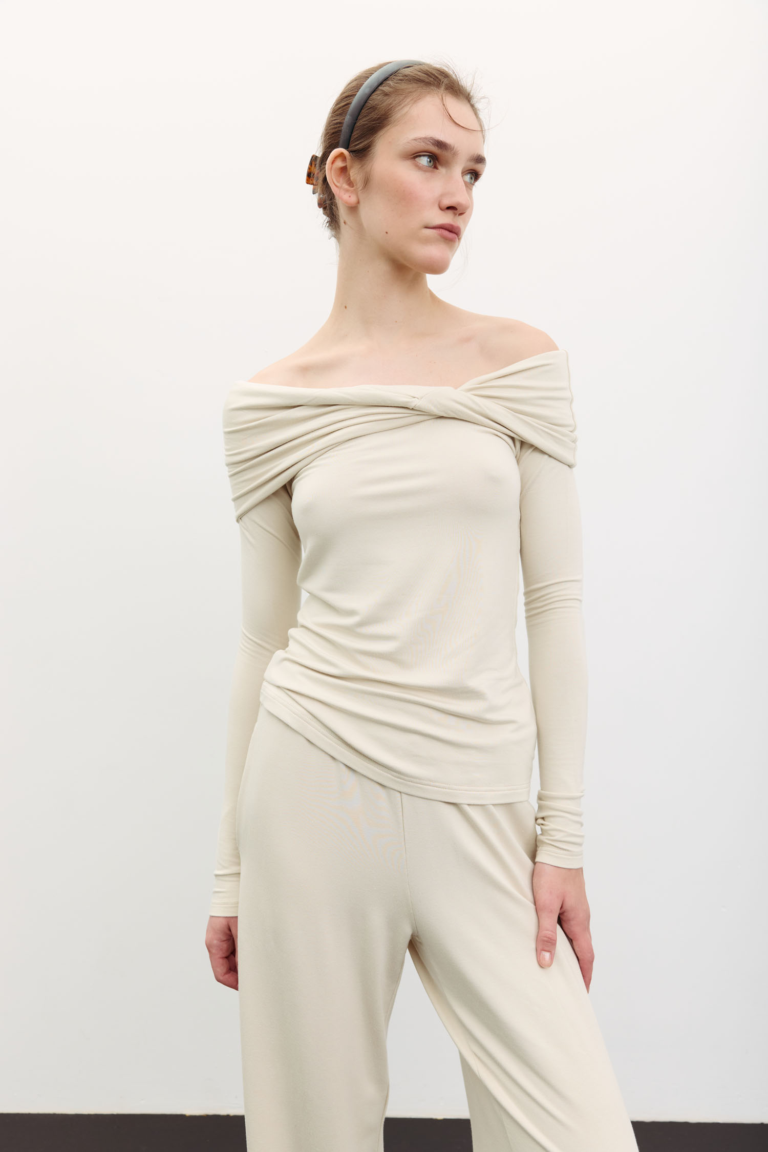 Лонгслів з відкритими плечима айворі TLA_00003504, фото 1 Лонгслів з відкритими плечима айворі TLA_00003504, фото 1 - в интернет магазине KAPSULA