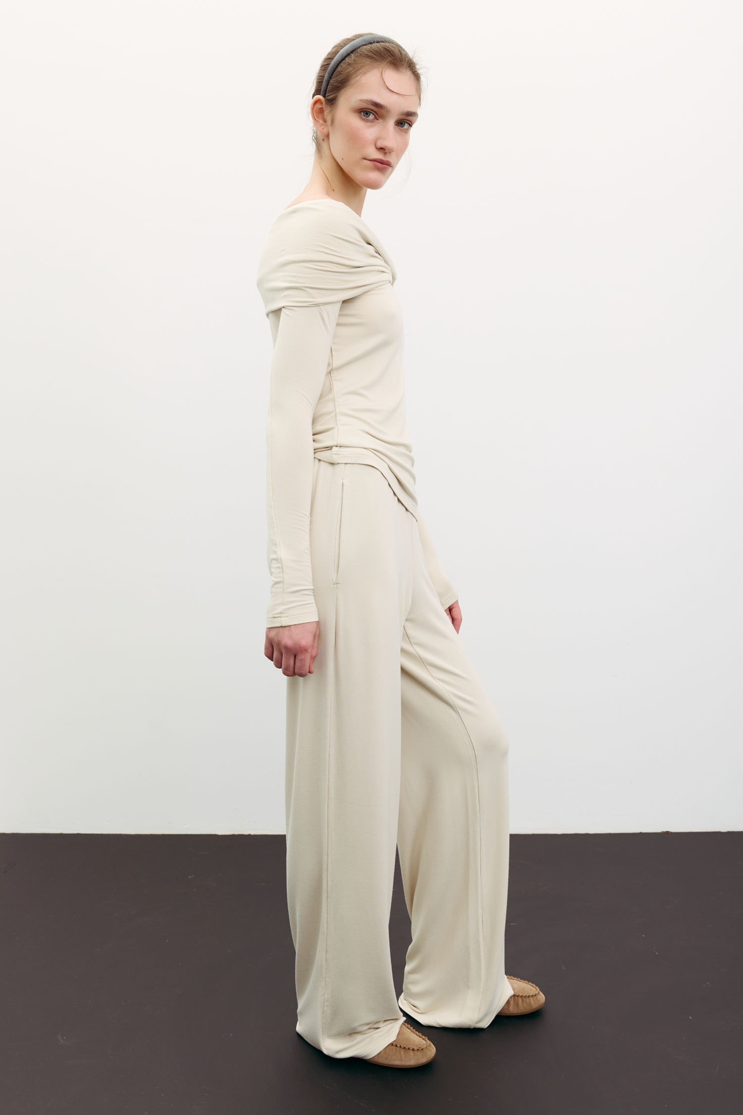 Лонгслів з відкритими плечима айворі TLA_00003504, фото 1 Лонгслів з відкритими плечима айворі TLA_00003504, фото 1 - в интернет магазине KAPSULA