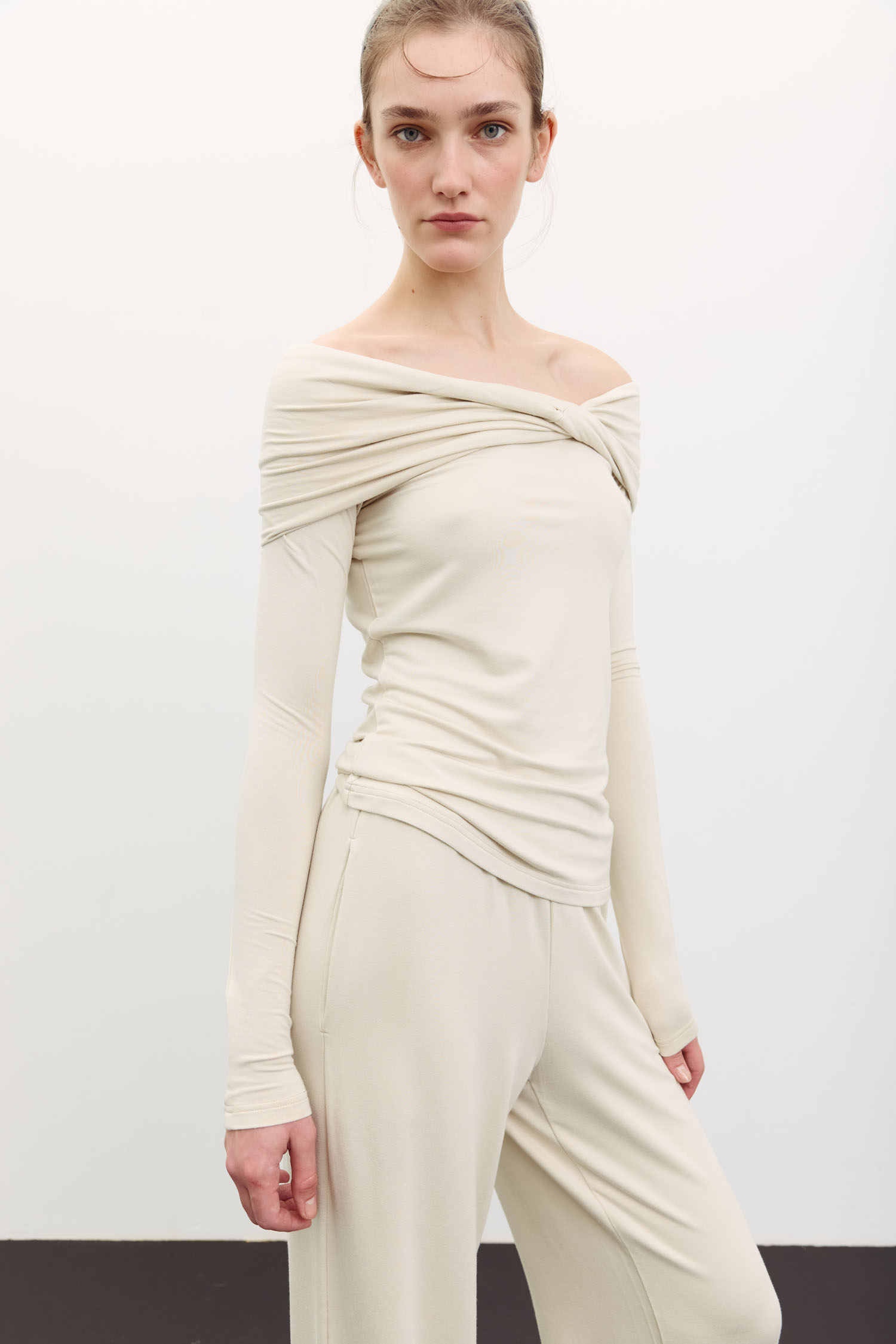 Лонгслів з відкритими плечима айворі TLA_00003504, фото 1 Лонгслів з відкритими плечима айворі TLA_00003504, фото 1 - в интернет магазине KAPSULA