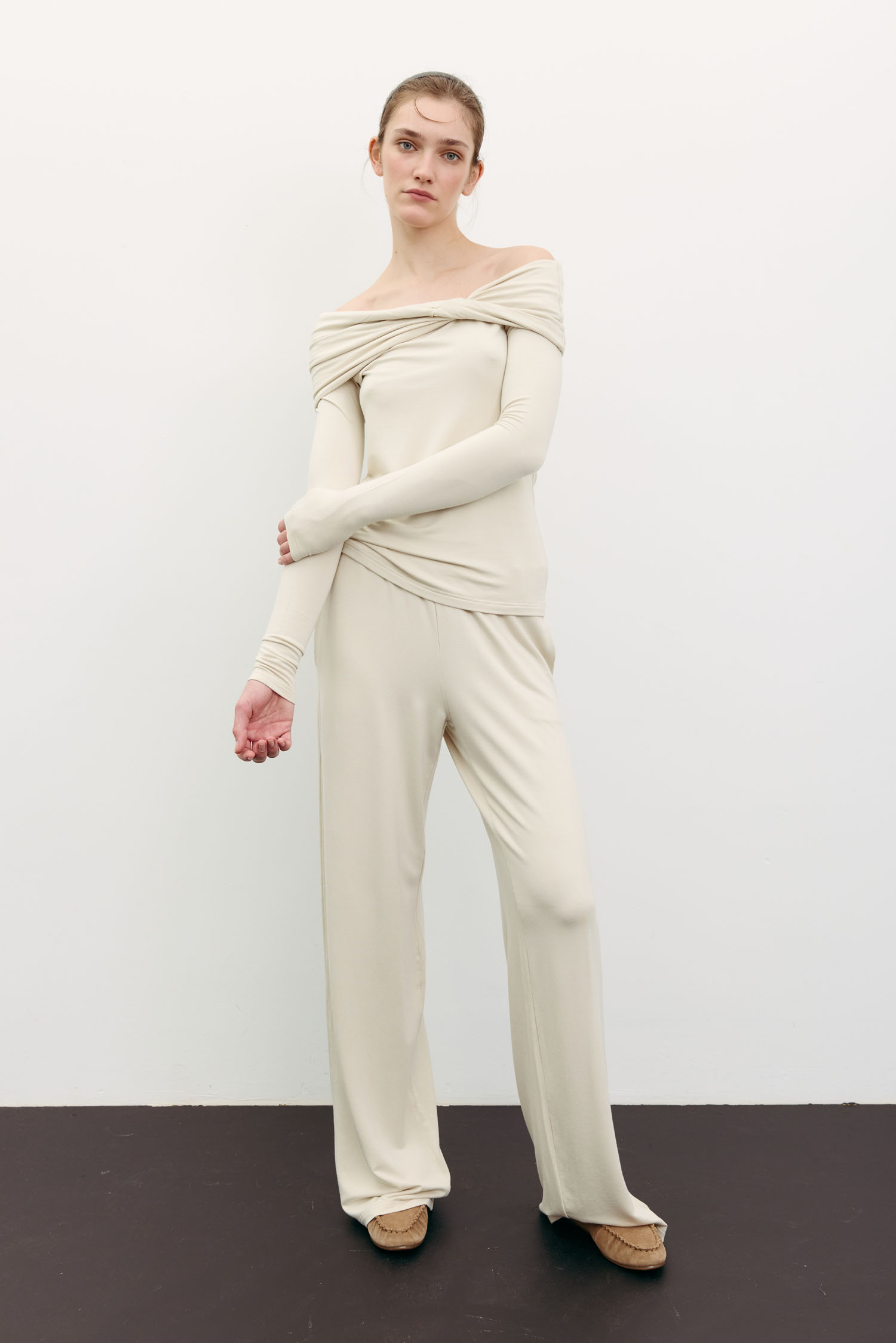 Брюки трикотажні вільного крою айворі TLA_00003505, фото 1 Брюки трикотажні вільного крою айворі TLA_00003505, фото 1 - в интернет магазине KAPSULA