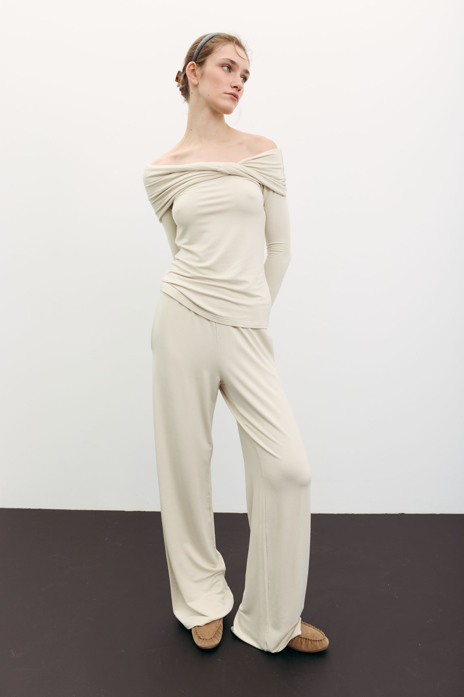 Брюки трикотажні вільного крою айворі TLA_00003505, фото 1 Брюки трикотажні вільного крою айворі TLA_00003505, фото 1 - в интернет магазине KAPSULA