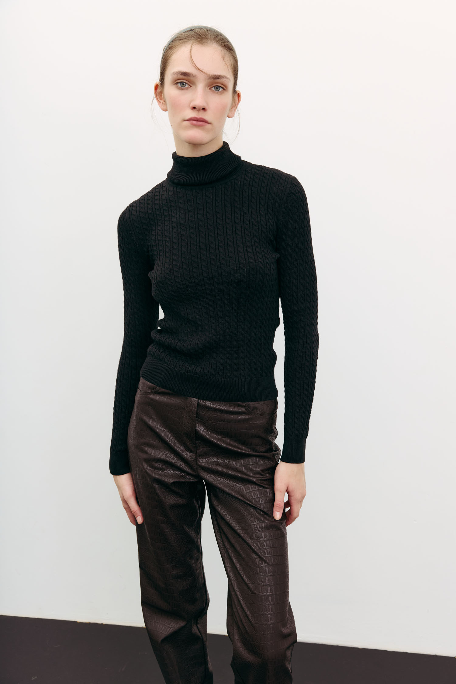 Водолазка з фактурним візерунком чорна TLA_00003508, фото 1 Водолазка з фактурним візерунком чорна TLA_00003508, фото 1 - в интернет магазине KAPSULA