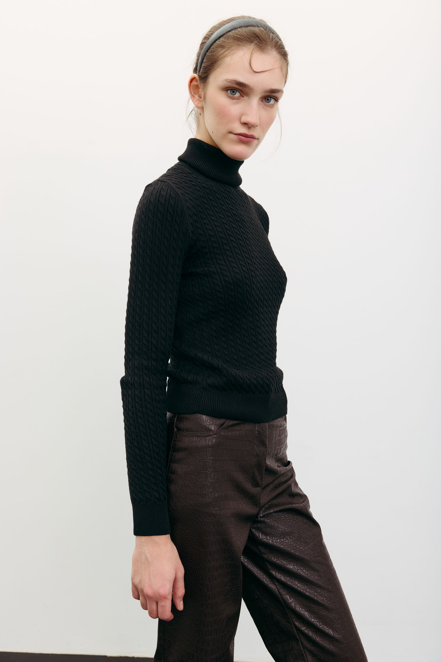 Водолазка з фактурним візерунком чорна TLA_00003508, фото 1 Водолазка з фактурним візерунком чорна TLA_00003508, фото 1 - в интернет магазине KAPSULA