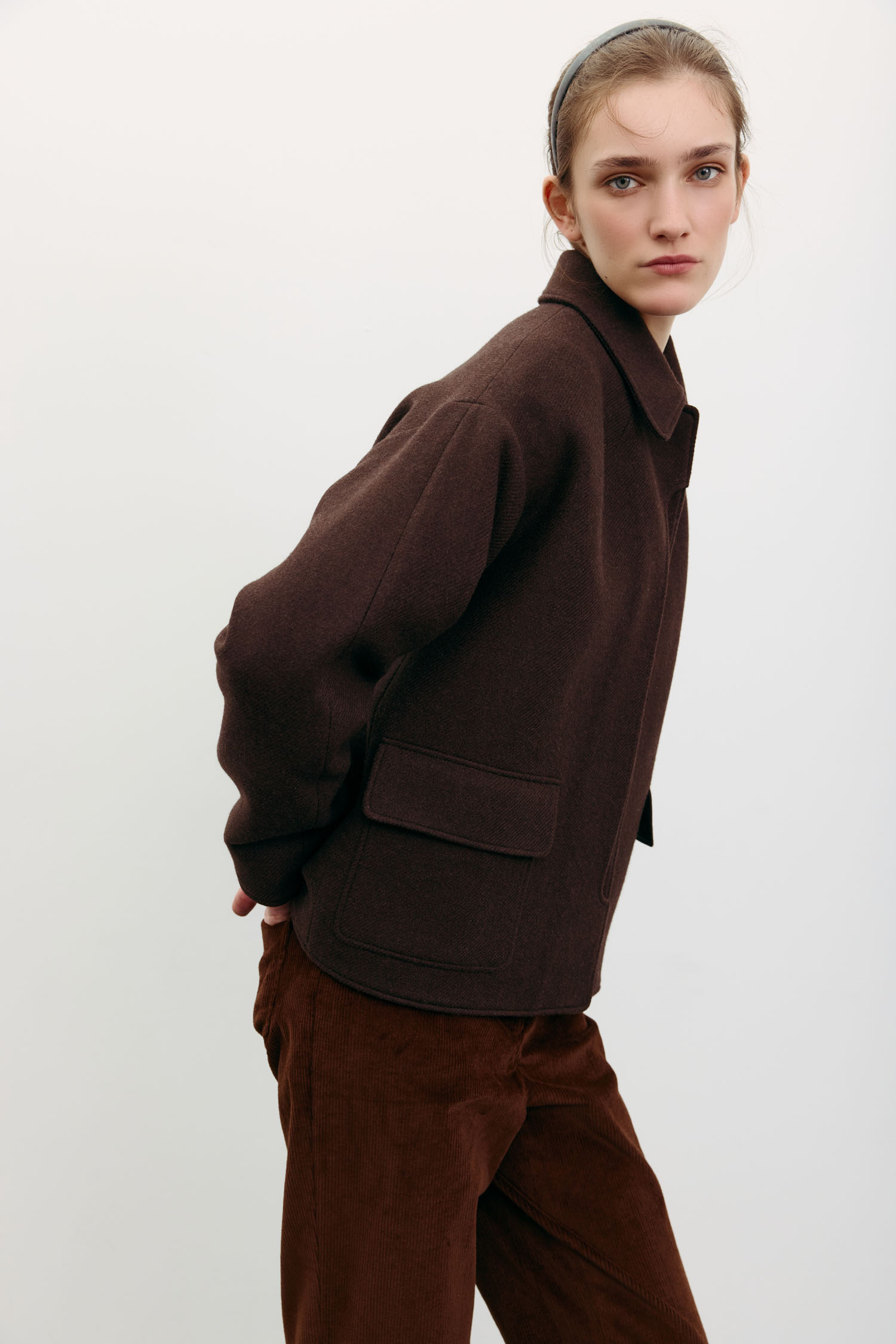 Пальто вовняне вкорочене з накладними кишенями шоколадне TLA_00003531, фото 1 Пальто вовняне вкорочене з накладними кишенями шоколадне TLA_00003531, фото 1 - в интернет магазине KAPSULA