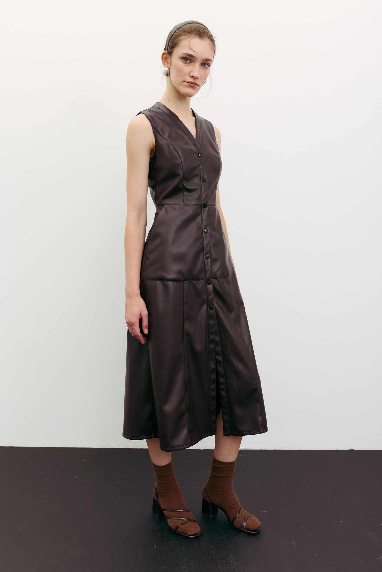 Сарафан міді з еко-шкіри на кнопках шоколадний TLA_00003536, фото 1 Сарафан міді з еко-шкіри на кнопках шоколадний TLA_00003536, фото 1 - в интернет магазине KAPSULA