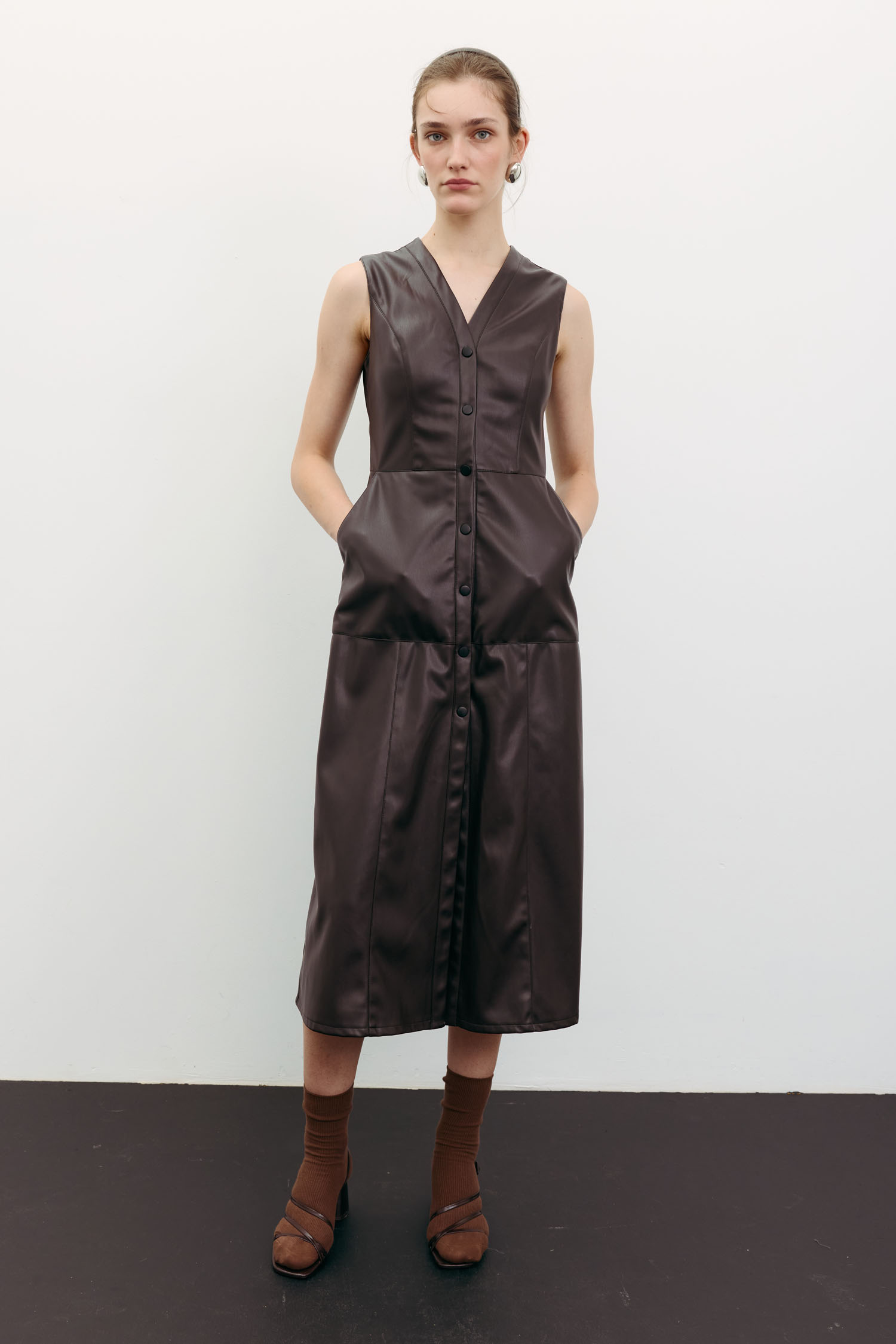 Сарафан міді з еко-шкіри на кнопках шоколадний TLA_00003536, фото 1 Сарафан міді з еко-шкіри на кнопках шоколадний TLA_00003536, фото 1 - в интернет магазине KAPSULA