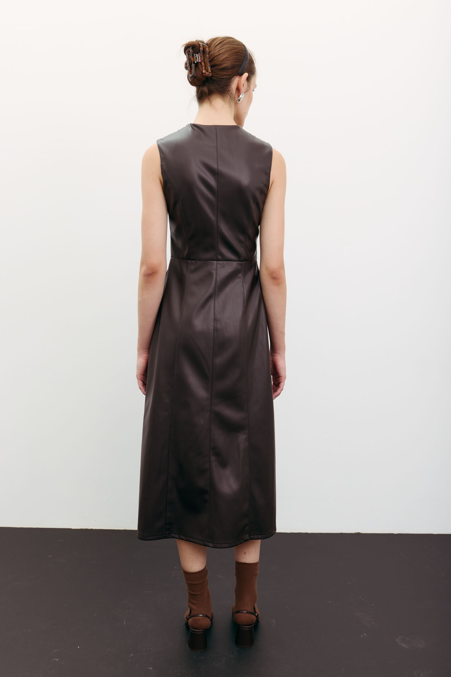 Сарафан міді з еко-шкіри на кнопках шоколадний TLA_00003536, фото 1 Сарафан міді з еко-шкіри на кнопках шоколадний TLA_00003536, фото 1 - в интернет магазине KAPSULA