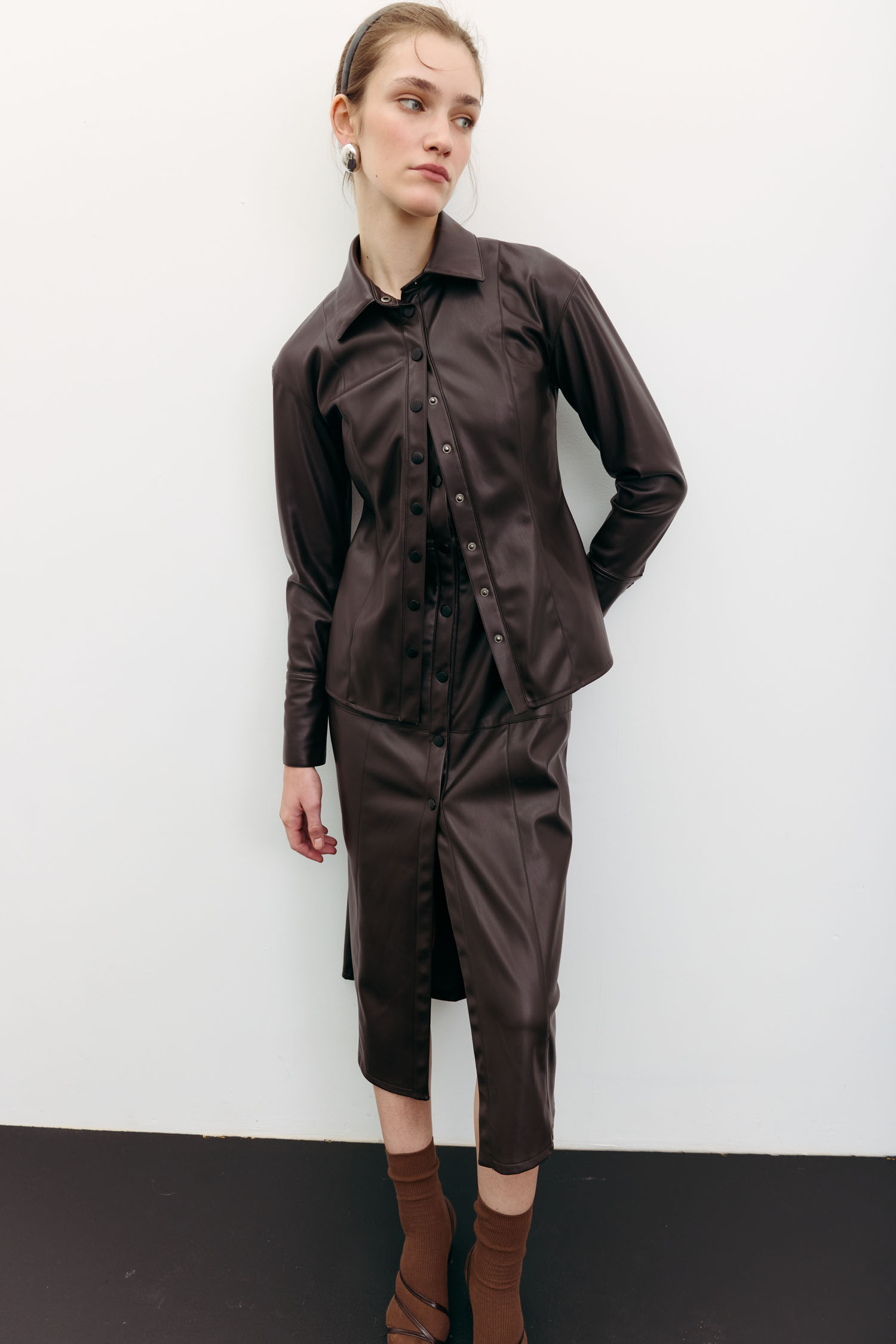 Сарафан міді з еко-шкіри на кнопках шоколадний TLA_00003536, фото 1 Сарафан міді з еко-шкіри на кнопках шоколадний TLA_00003536, фото 1 - в интернет магазине KAPSULA