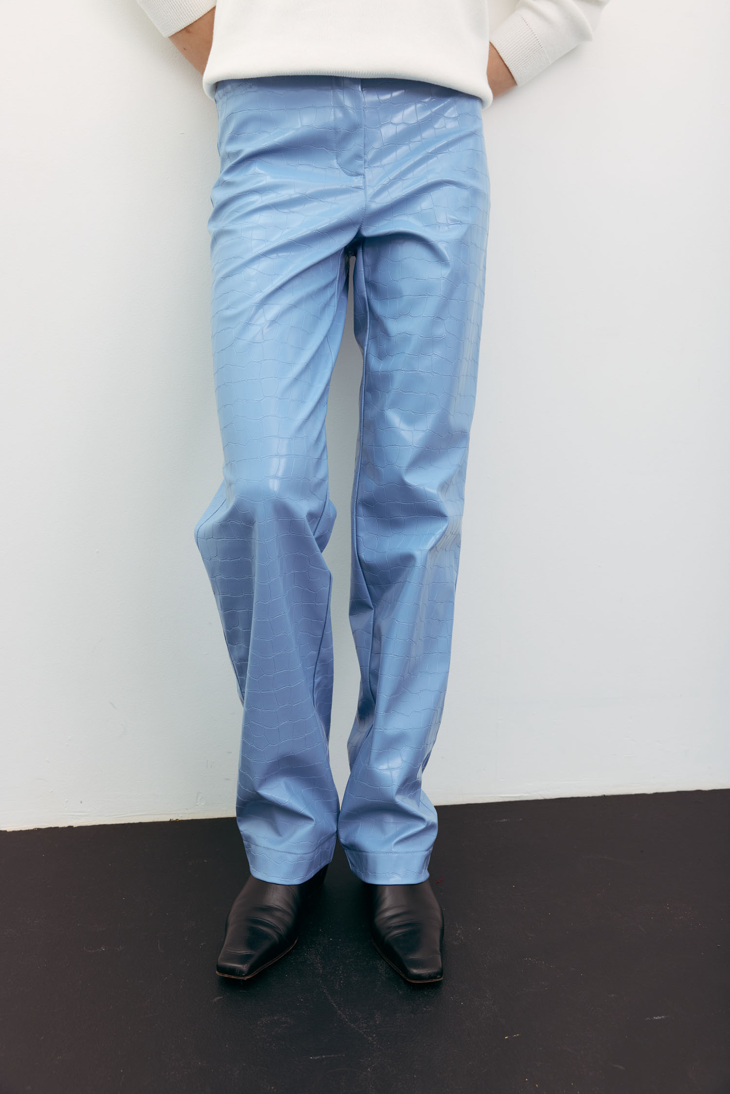 Брюки прямі з фактурної еко-шкіри блакитні TLA_00003537, фото 1 Брюки прямі з фактурної еко-шкіри блакитні TLA_00003537, фото 1 - в интернет магазине KAPSULA