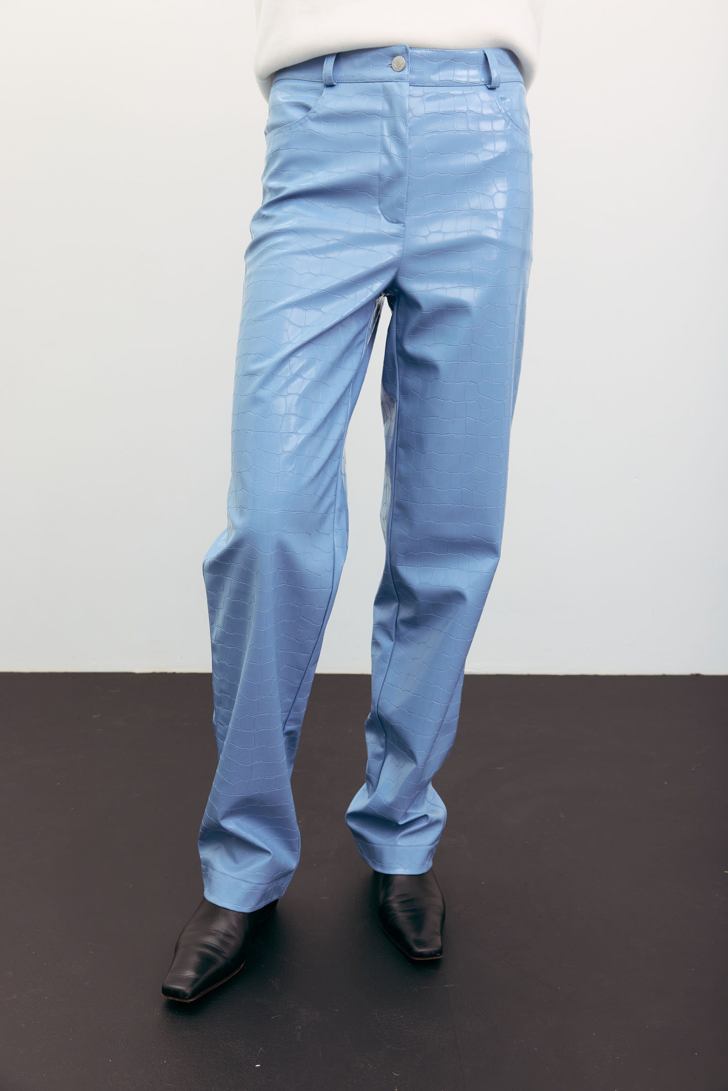 Брюки прямі з фактурної еко-шкіри блакитні TLA_00003537, фото 1 Брюки прямі з фактурної еко-шкіри блакитні TLA_00003537, фото 1 - в интернет магазине KAPSULA