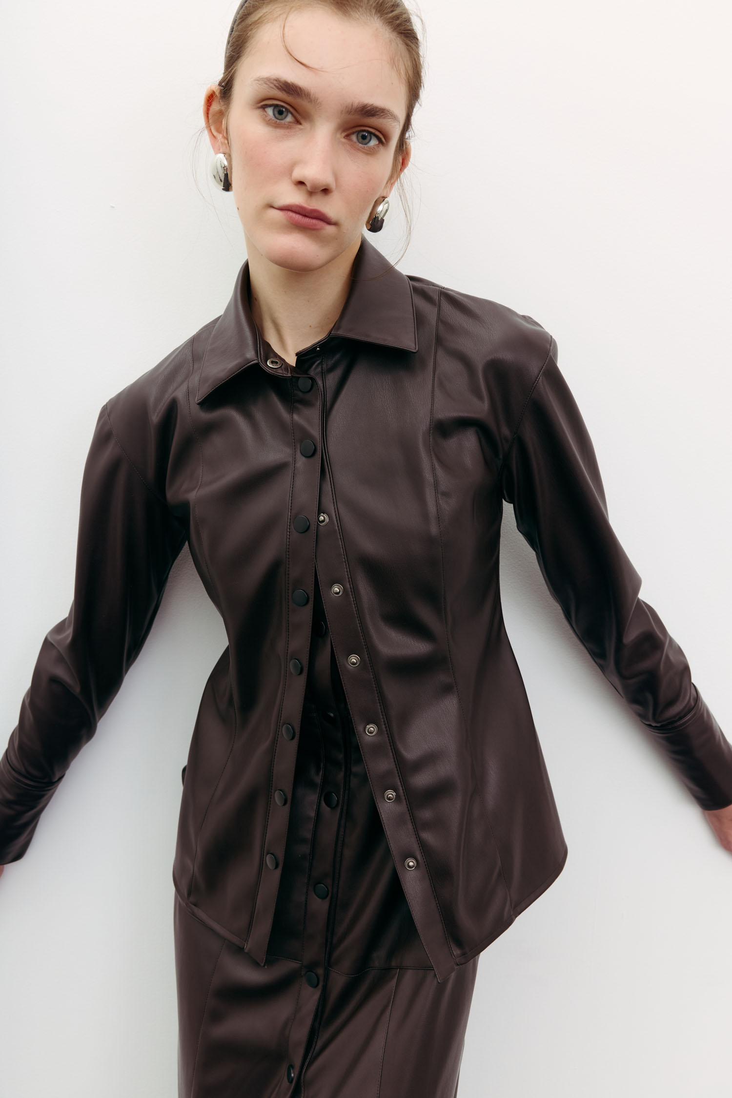 Сорочка з еко-шкіри приталена шоколадна TLA_00003541, фото 1 Сорочка з еко-шкіри приталена шоколадна TLA_00003541, фото 1 - в интернет магазине KAPSULA