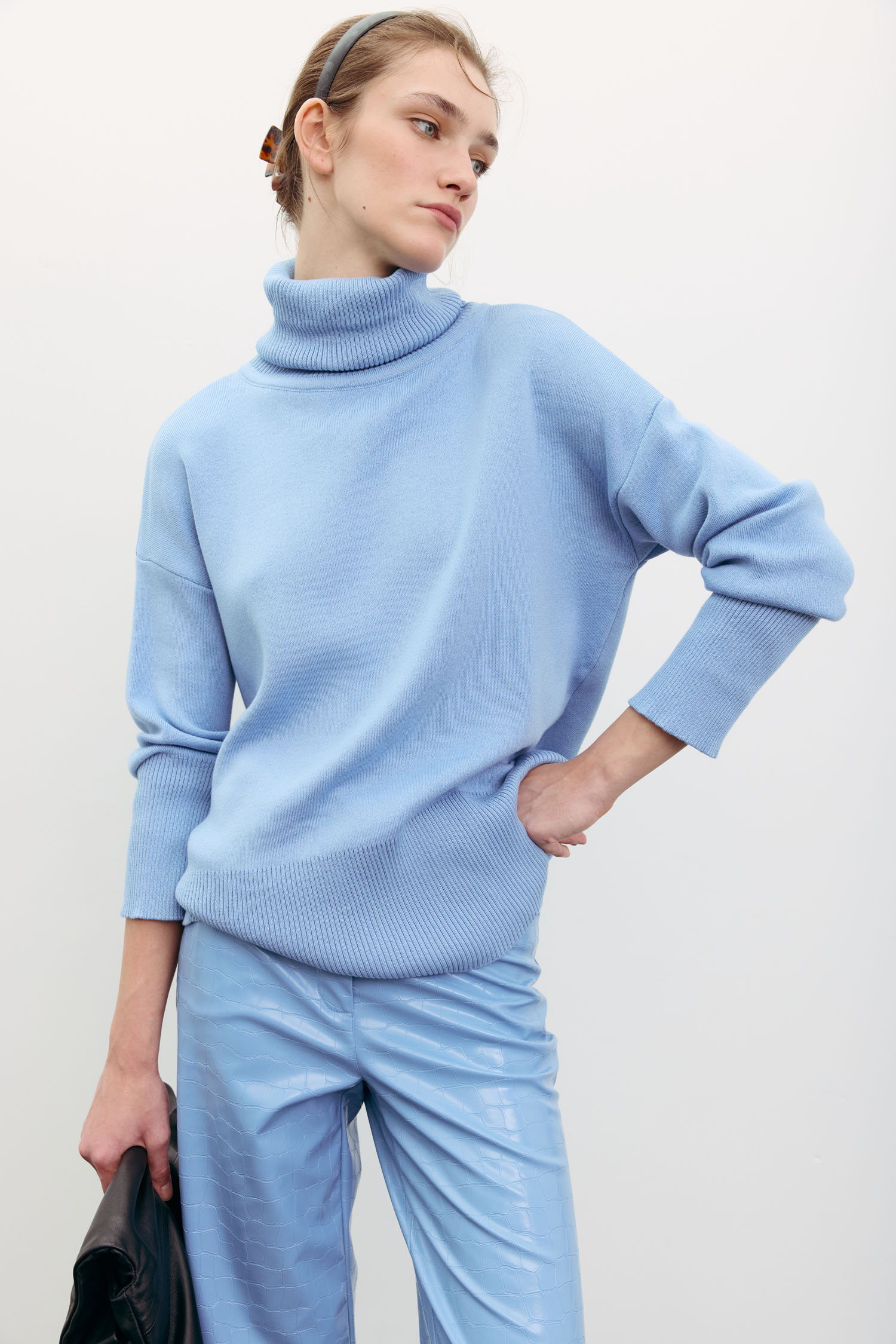 Трикотажний светр з об'ємною горловиною блакитний TLA_00003547, фото 1 Трикотажний светр з об'ємною горловиною блакитний TLA_00003547, фото 1 - в интернет магазине KAPSULA
