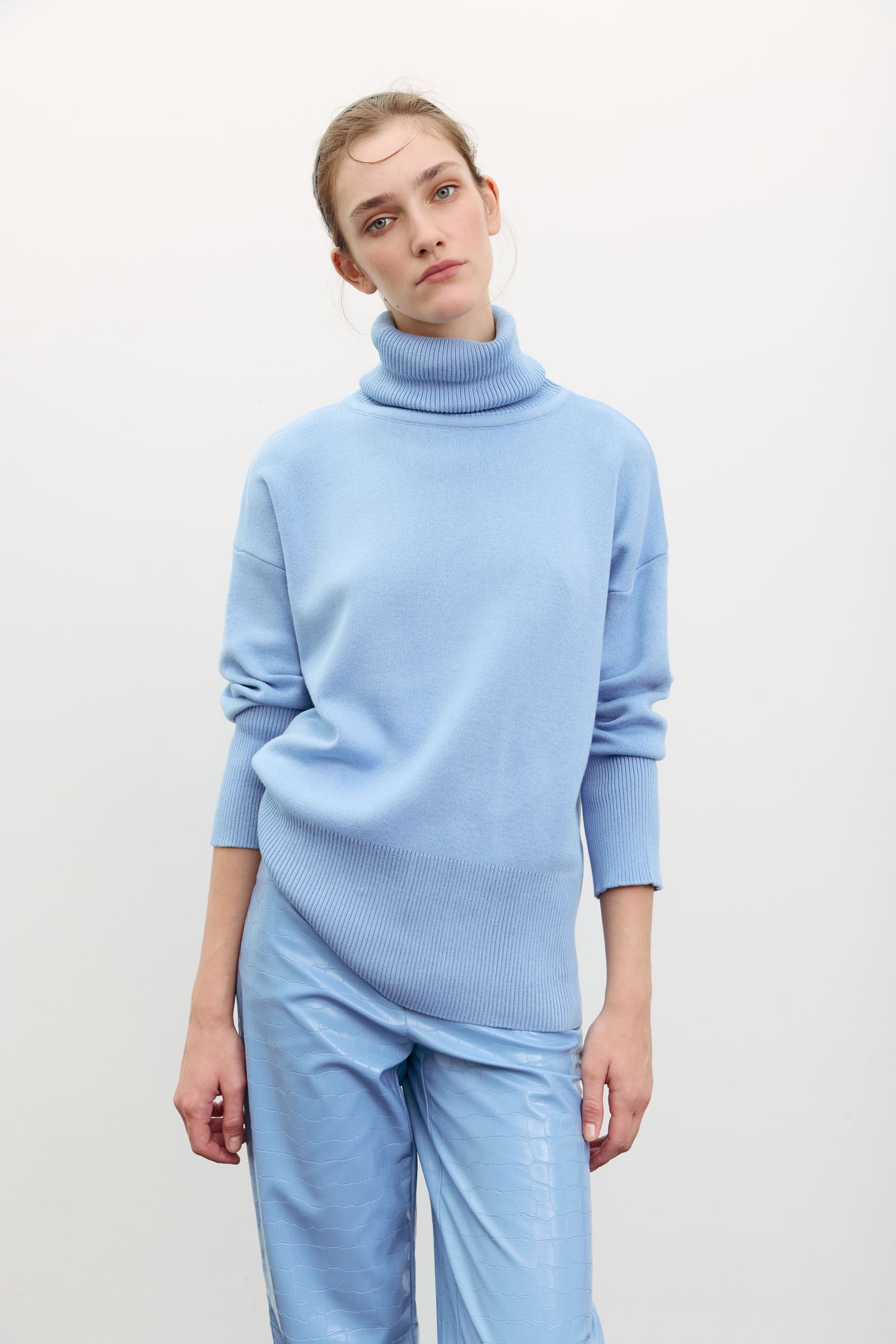Трикотажний светр з об'ємною горловиною блакитний TLA_00003547, фото 1 Трикотажний светр з об'ємною горловиною блакитний TLA_00003547, фото 1 - в интернет магазине KAPSULA