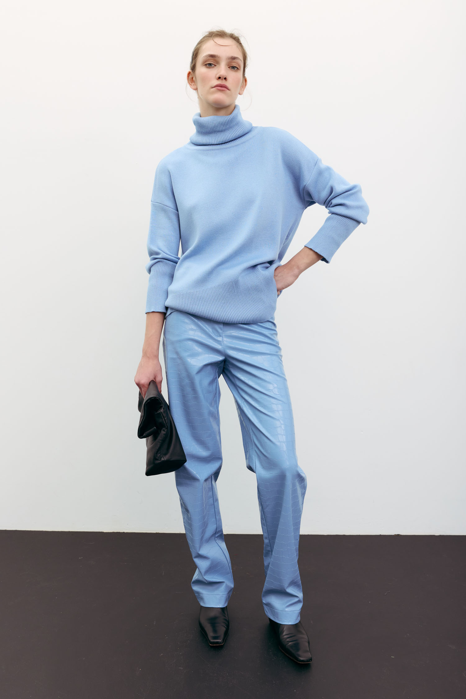 Трикотажний светр з об'ємною горловиною блакитний TLA_00003547, фото 1 Трикотажний светр з об'ємною горловиною блакитний TLA_00003547, фото 1 - в интернет магазине KAPSULA