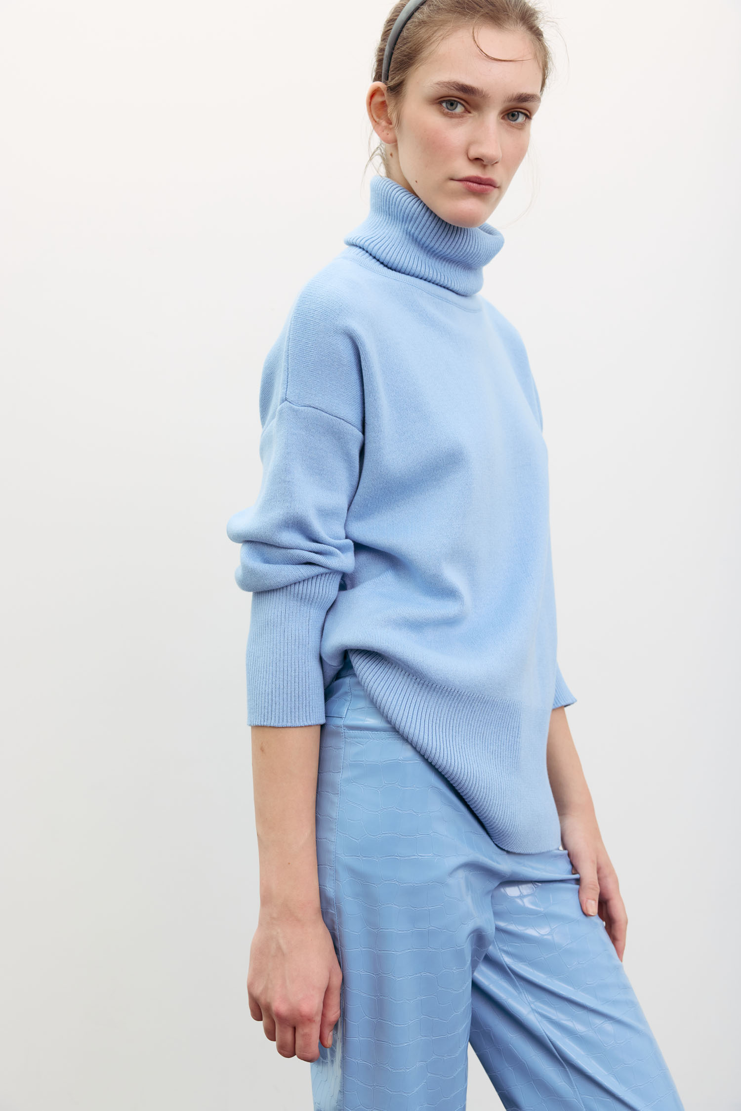 Трикотажний светр з об'ємною горловиною блакитний TLA_00003547, фото 1 Трикотажний светр з об'ємною горловиною блакитний TLA_00003547, фото 1 - в интернет магазине KAPSULA