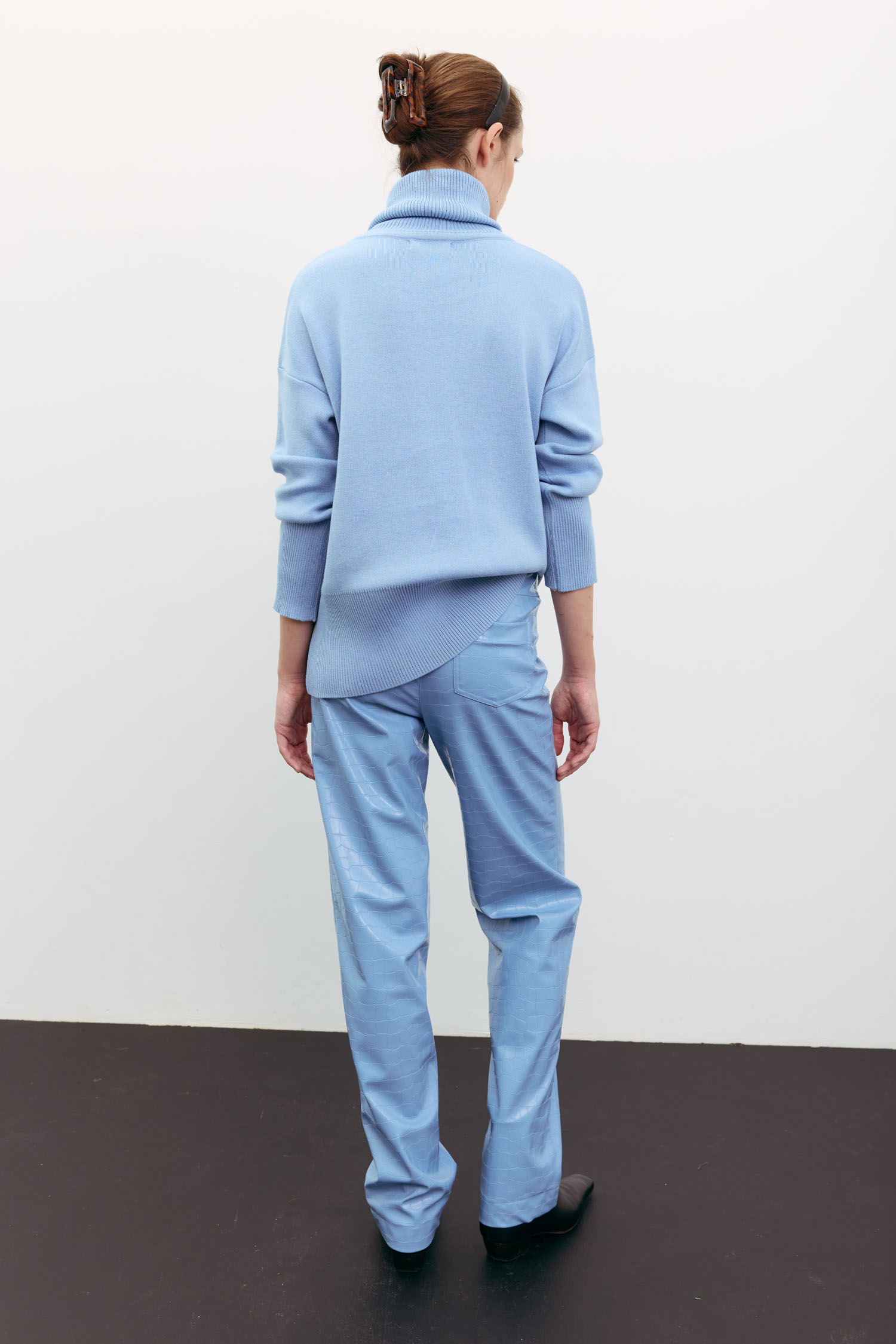 Трикотажний светр з об'ємною горловиною блакитний TLA_00003547, фото 1 Трикотажний светр з об'ємною горловиною блакитний TLA_00003547, фото 1 - в интернет магазине KAPSULA