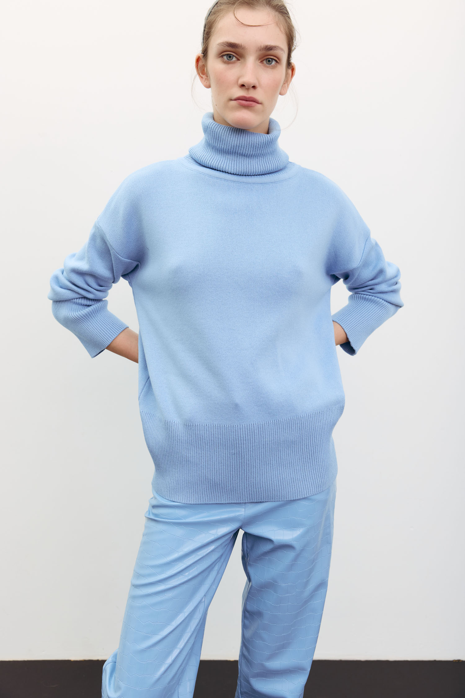 Трикотажний светр з об'ємною горловиною блакитний TLA_00003547, фото 1 Трикотажний светр з об'ємною горловиною блакитний TLA_00003547, фото 1 - в интернет магазине KAPSULA