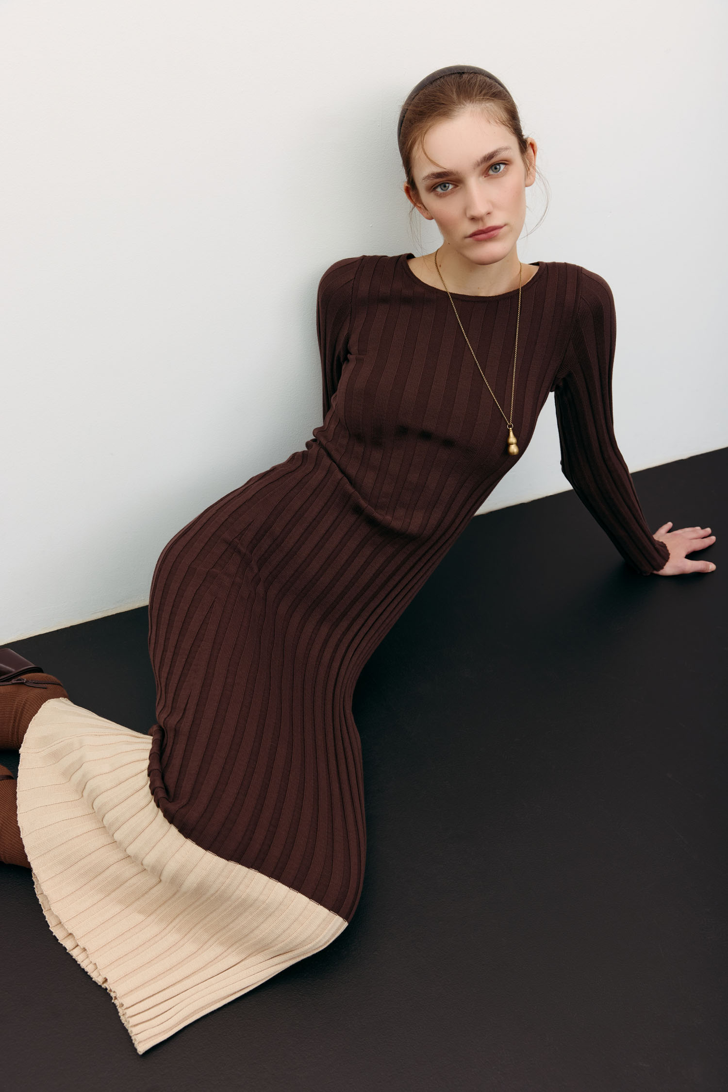 Трикотажна сукня максі з кремовим низом шоколадна TLA_00003553, фото 1 Трикотажна сукня максі з кремовим низом шоколадна TLA_00003553, фото 1 - в интернет магазине KAPSULA