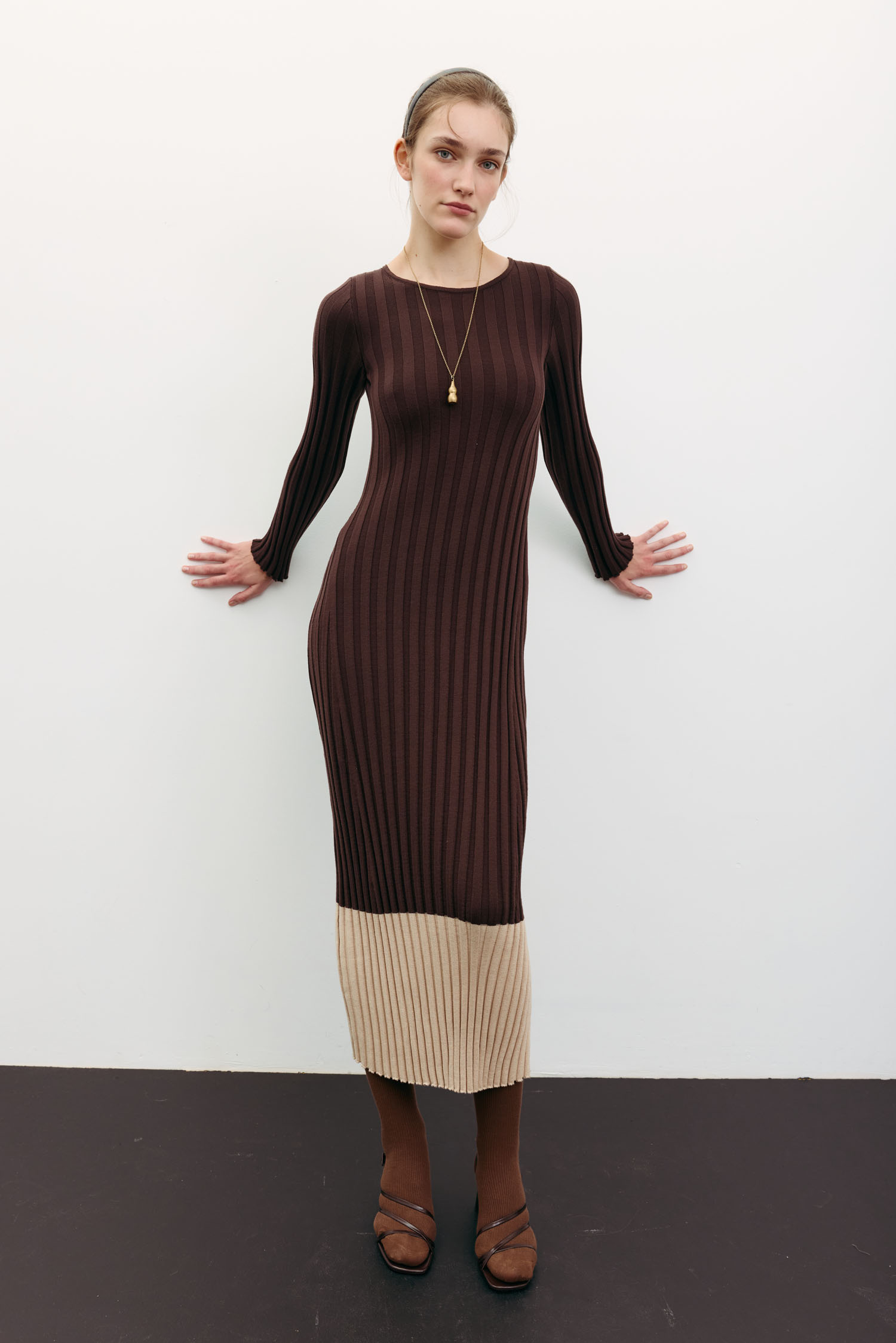 Трикотажна сукня максі з кремовим низом шоколадна TLA_00003553, фото 1 Трикотажна сукня максі з кремовим низом шоколадна TLA_00003553, фото 1 - в интернет магазине KAPSULA