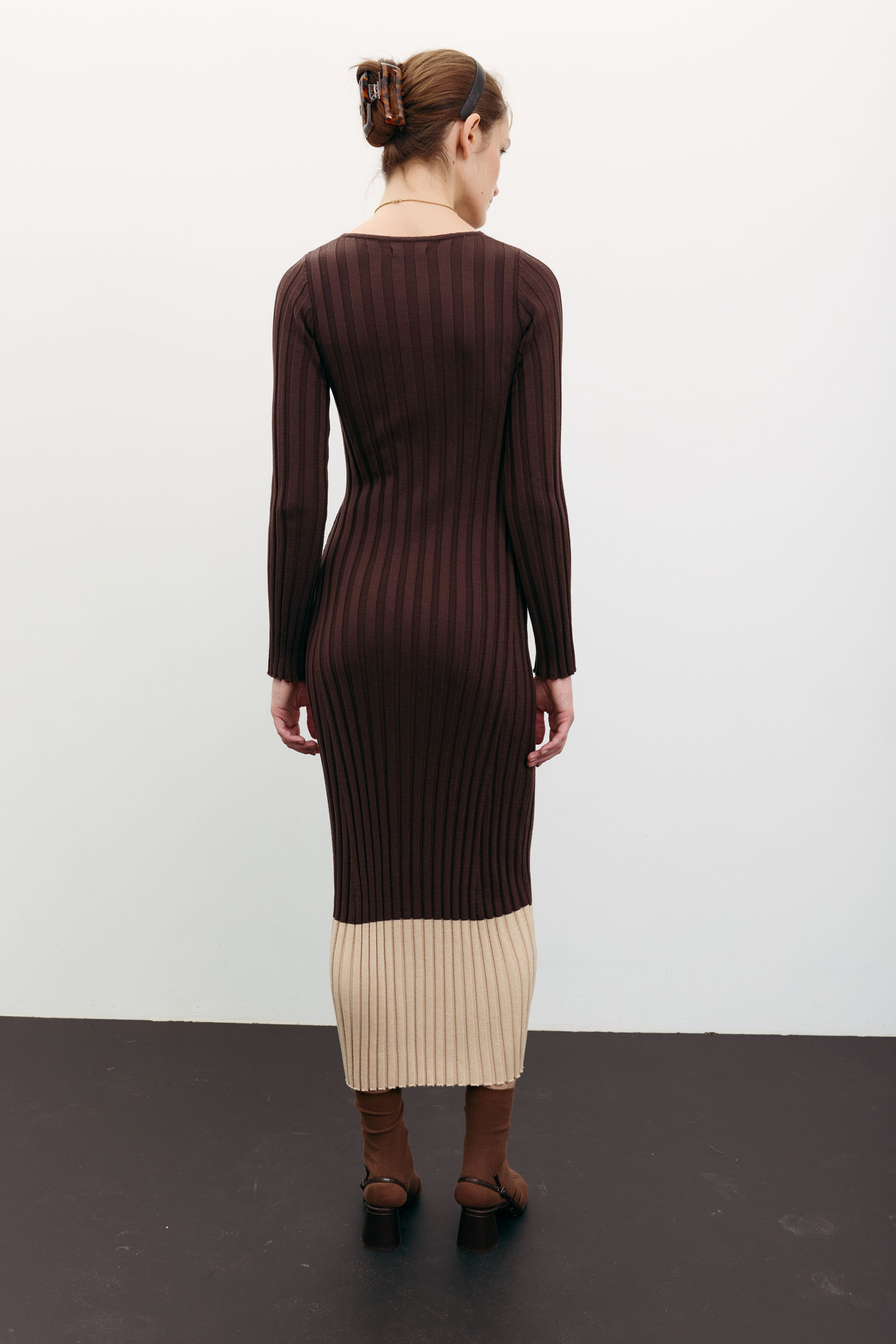 Трикотажна сукня максі з кремовим низом шоколадна TLA_00003553, фото 1 Трикотажна сукня максі з кремовим низом шоколадна TLA_00003553, фото 1 - в интернет магазине KAPSULA