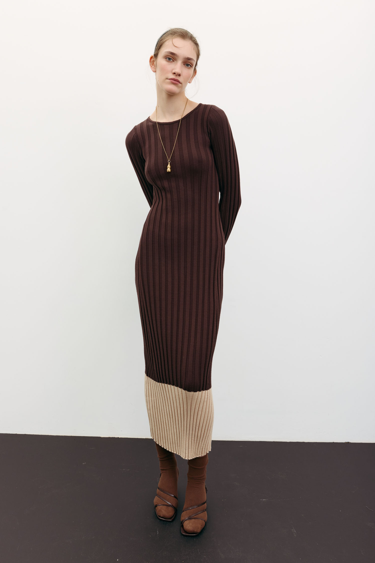 Трикотажна сукня максі з кремовим низом шоколадна TLA_00003553, фото 1 Трикотажна сукня максі з кремовим низом шоколадна TLA_00003553, фото 1 - в интернет магазине KAPSULA